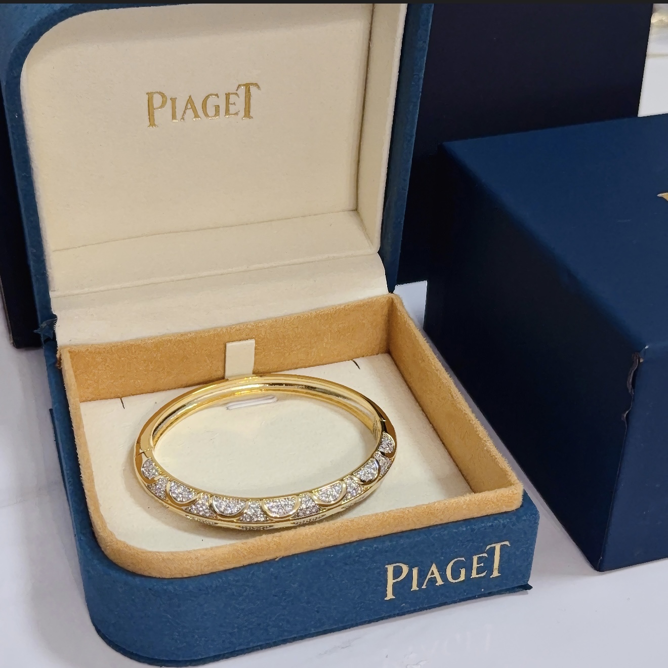 Piaget Possession bracelet 18k yellow gold with pave set clear diamonds 17cm inner circumference