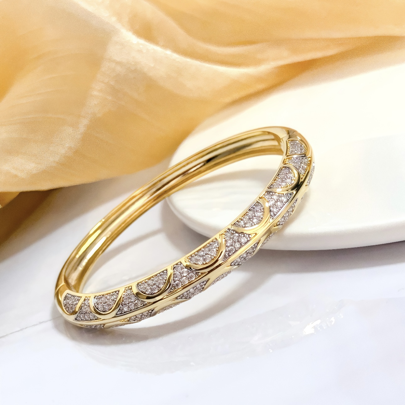 Piaget Possession bracelet 18k yellow gold with pave set clear diamonds 17cm inner circumference