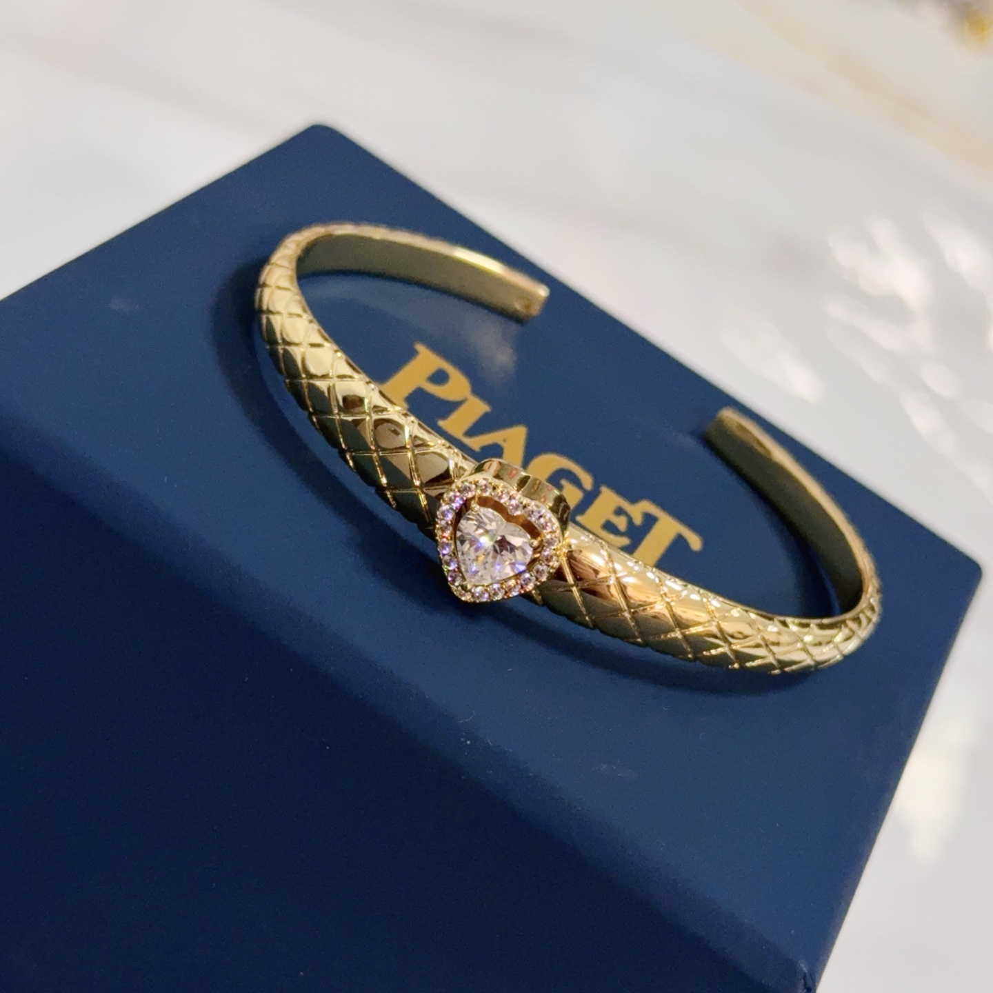 Piaget Heart Diamond Quilted Open Bangle bracelet 18k yellow gold with clear heart-cut diamond and diamond halo 17cm inner circumference