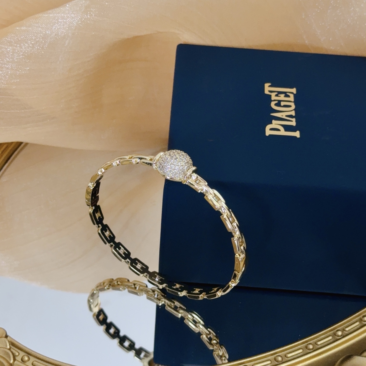 Piaget Possession bracelet Yellow gold with pave clear diamonds 17cm
