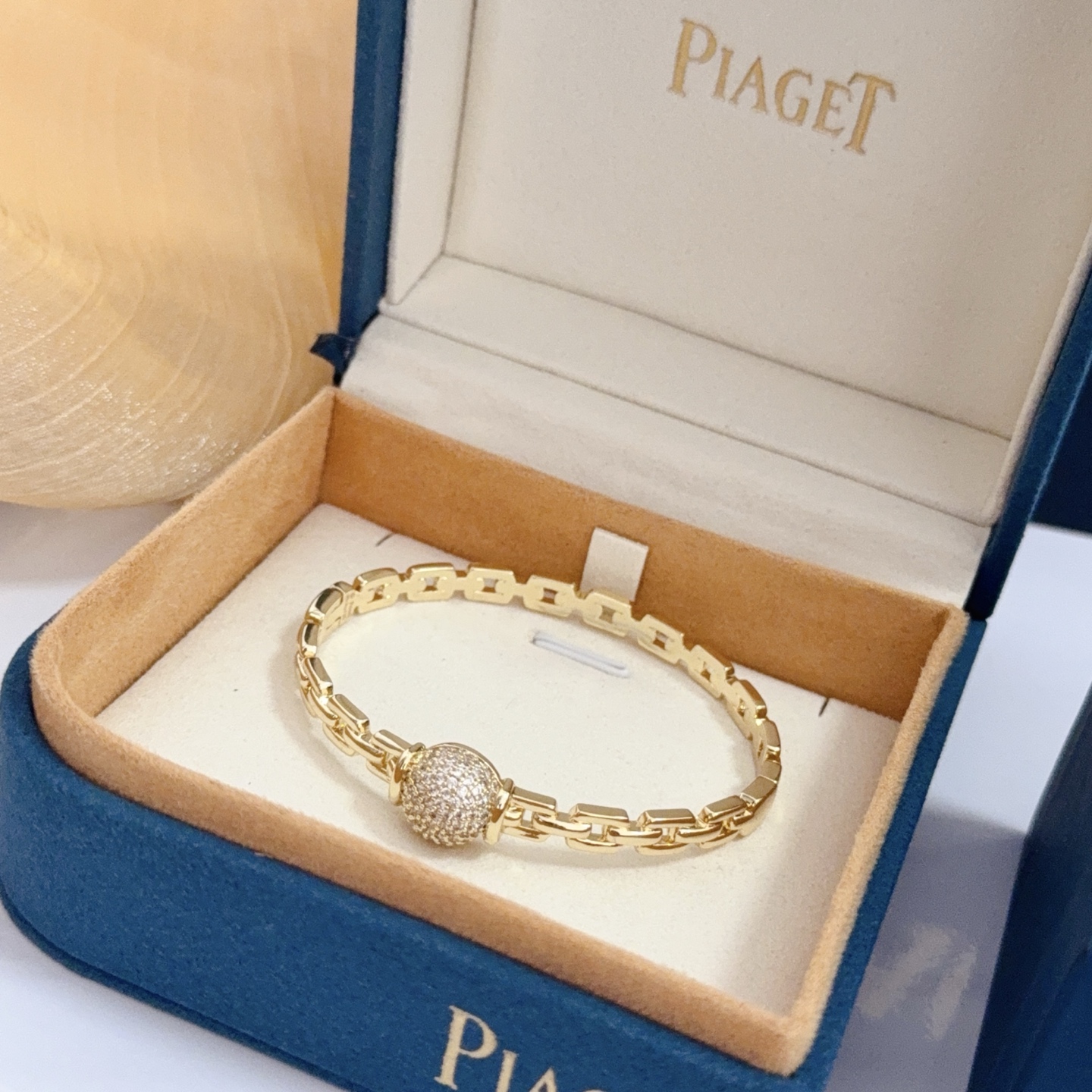 Piaget Possession bracelet Yellow gold with pave clear diamonds 17cm