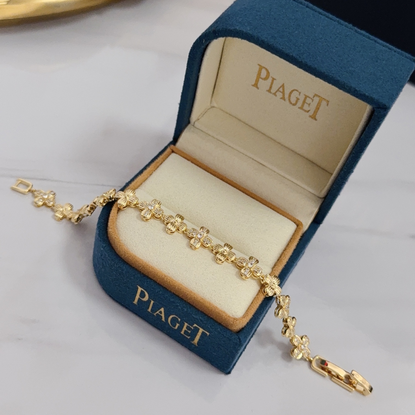 Piaget Rose Flower bracelet Yellow gold with clear diamonds 17cm