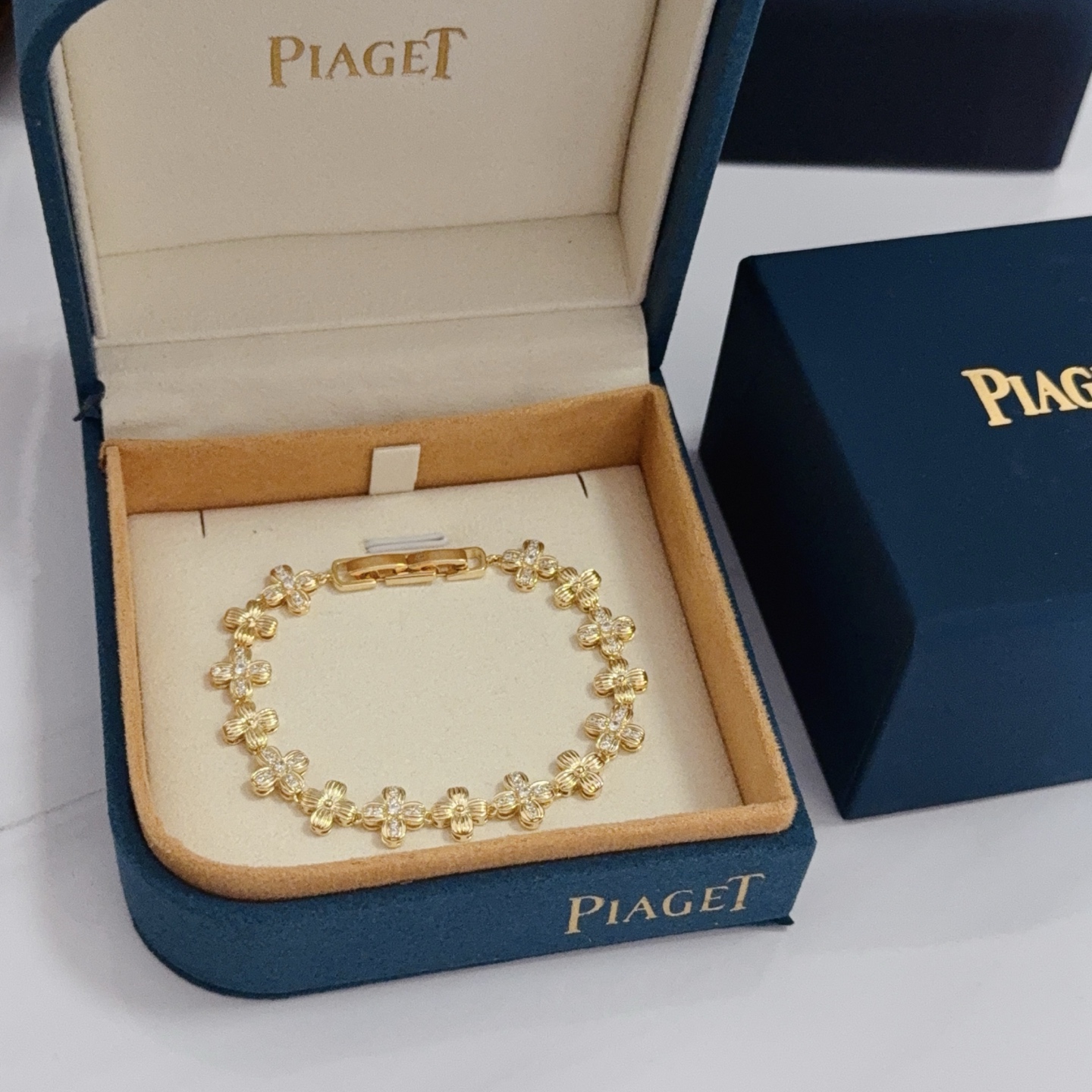 Piaget Rose Flower bracelet Yellow gold with clear diamonds 17cm