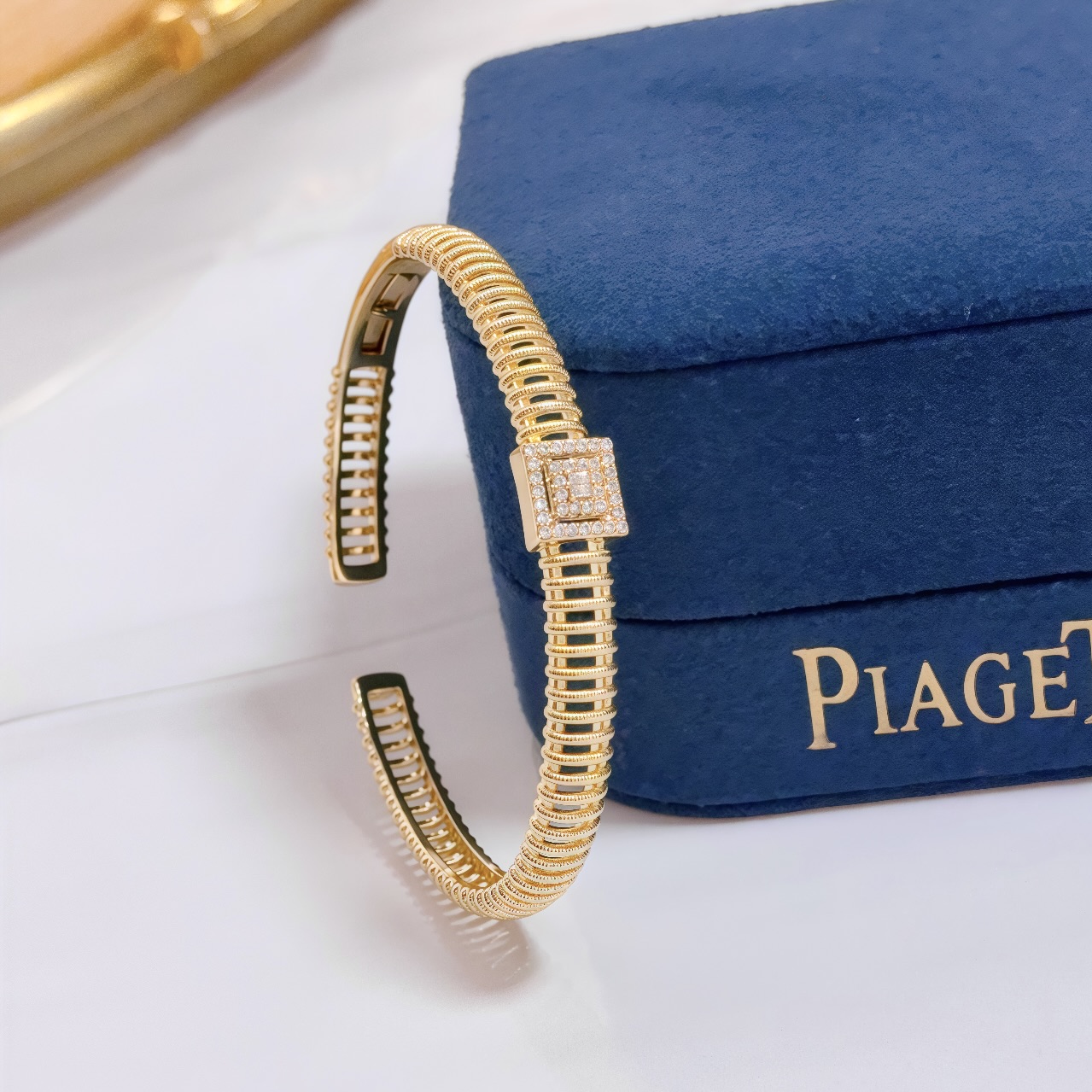 Piaget Extremely Piaget bracelet 18k yellow gold with clear diamonds 17cm