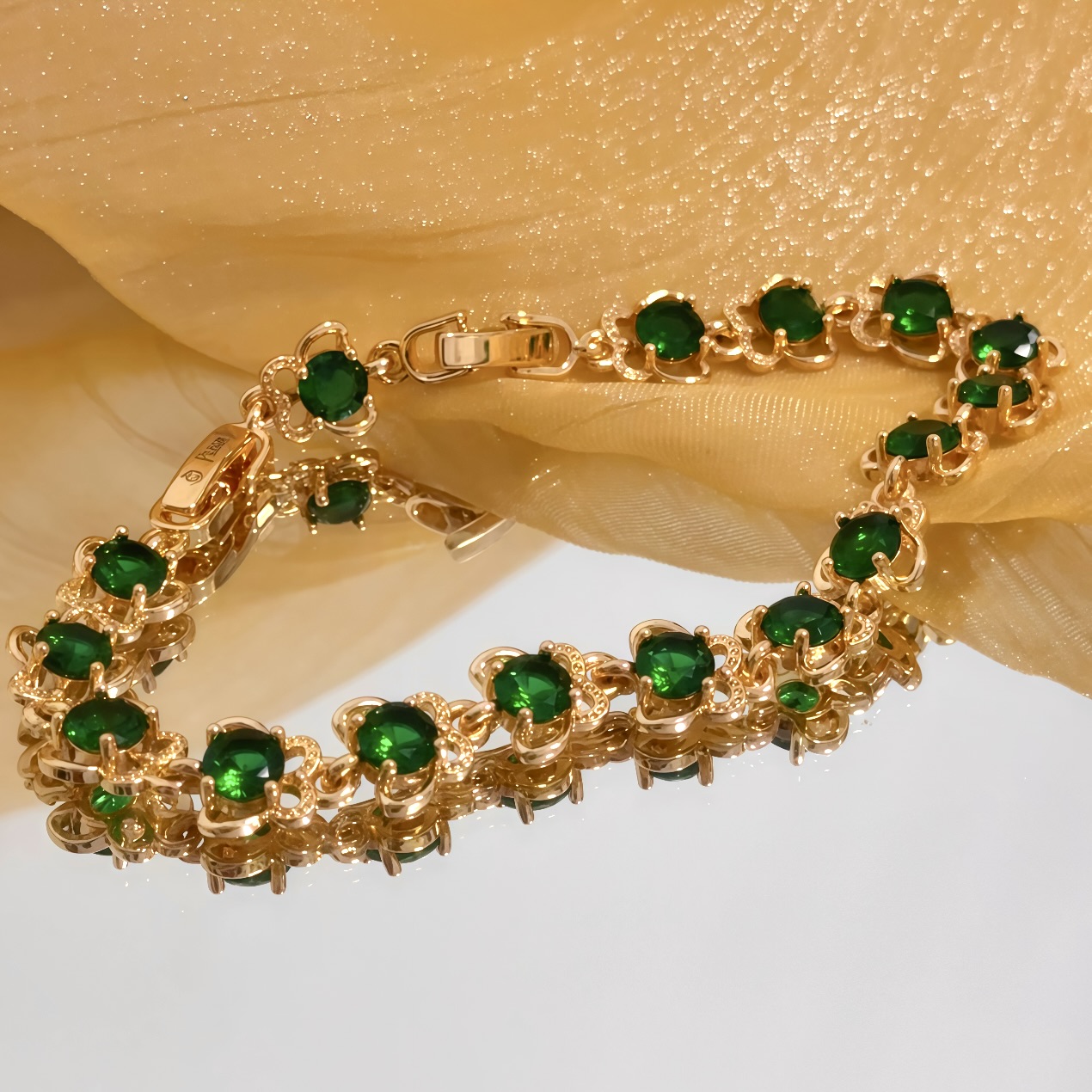 Piaget Rose bracelet Yellow gold with emerald green gemstones 18cm