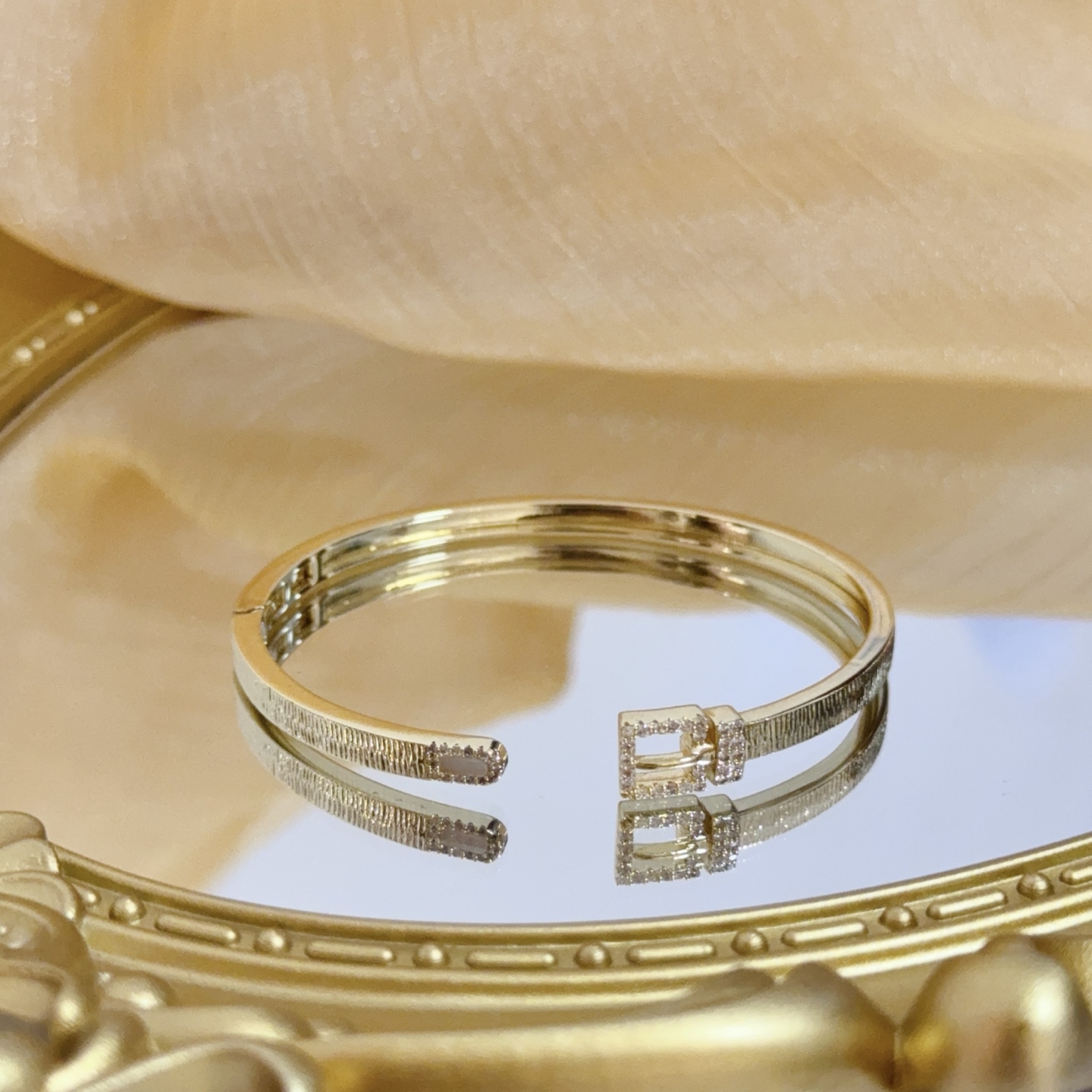 Piaget Possession Buckle Cuff bracelet 18k yellow gold with clear diamond accents and white mother-of-pearl inlay 17cm inner circumference