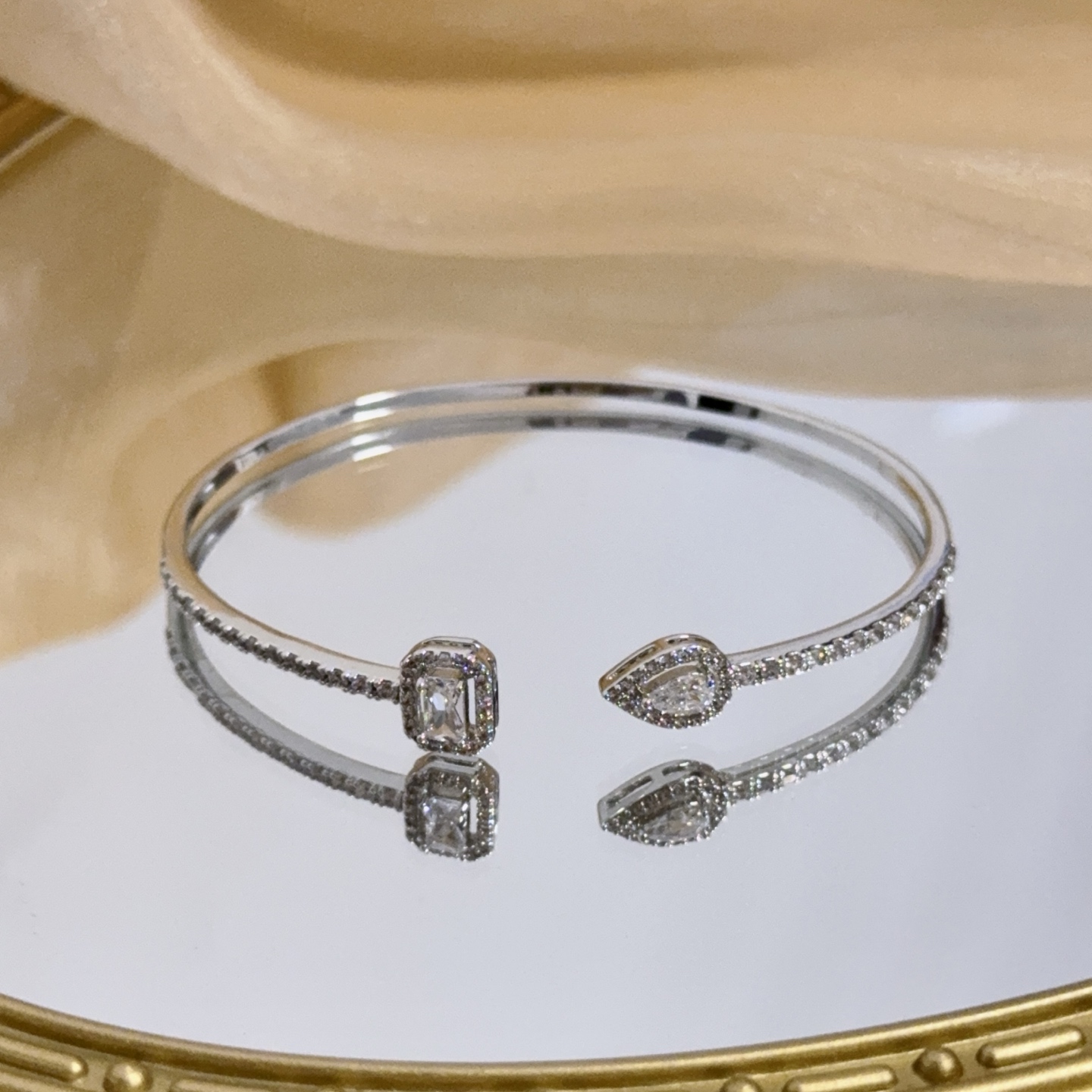 Piaget Treasures Open Cuff Bangle bracelet 18k white gold with clear diamonds 16cm inner circumference
