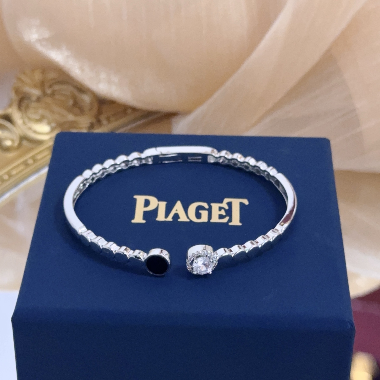 Piaget Possession bracelet silver-toned white gold with black onyx and clear diamond accents 16cm