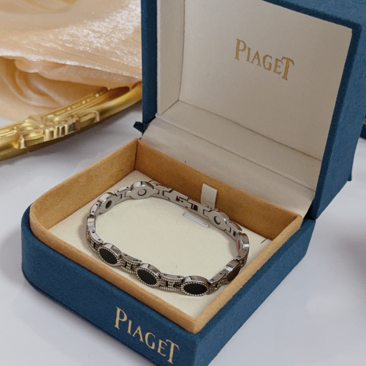 Piaget Magnetic Onyx Link Bracelet bracelet Silver-toned metal with black onyx inlays accented with red and white magnetic element details 19cm
