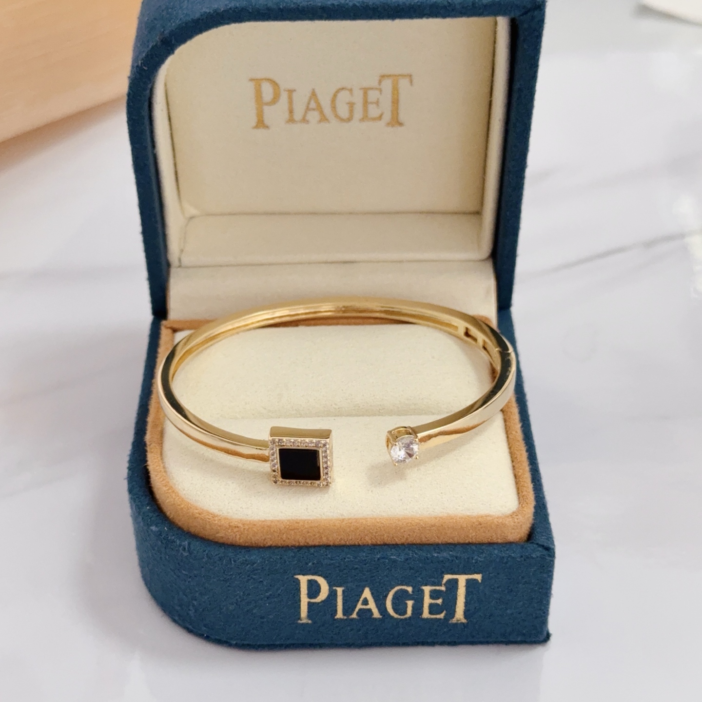 Piaget Possession bracelet yellow gold with black onyx and clear diamond accents 17cm inner circumference