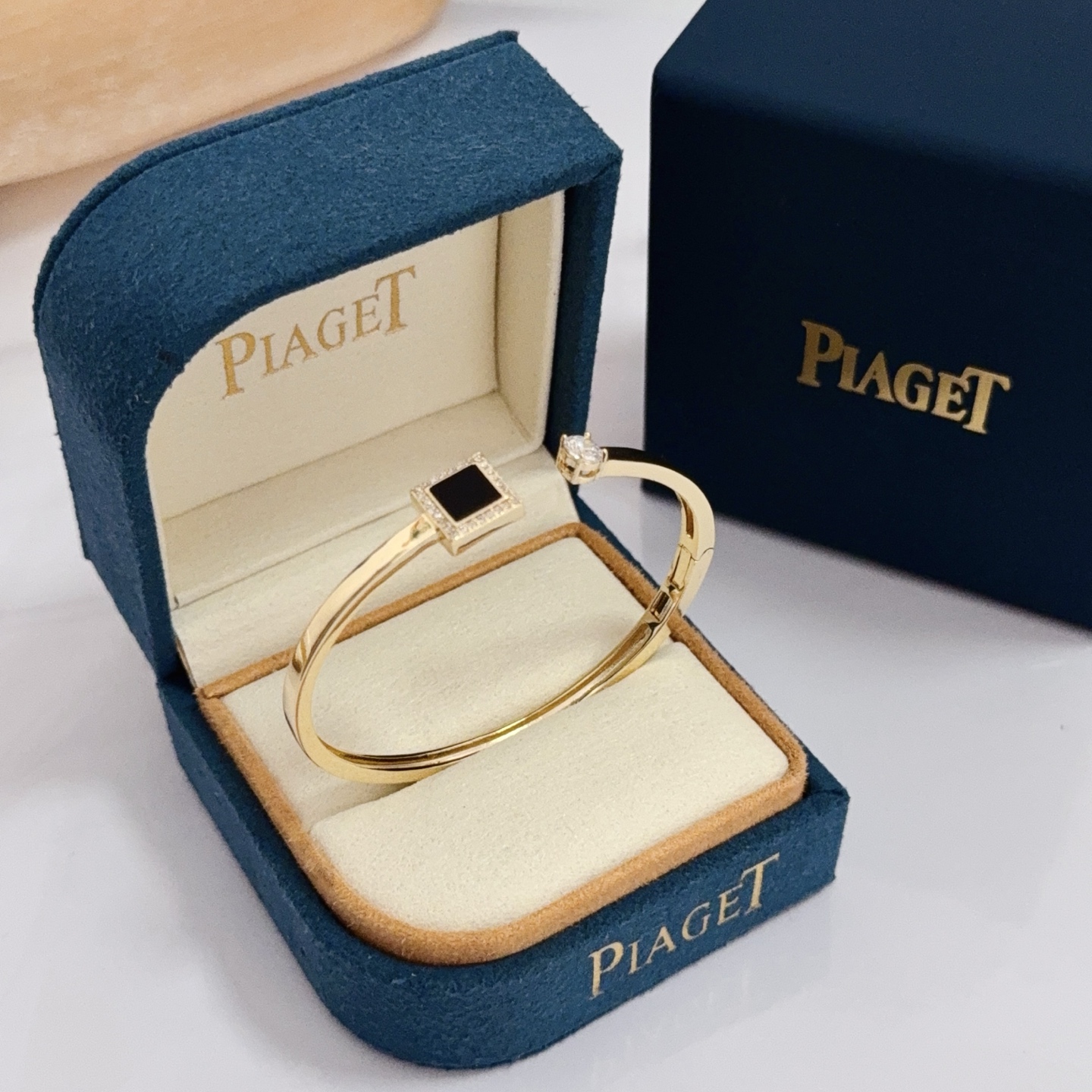 Piaget Possession bracelet yellow gold with black onyx and clear diamond accents 17cm inner circumference