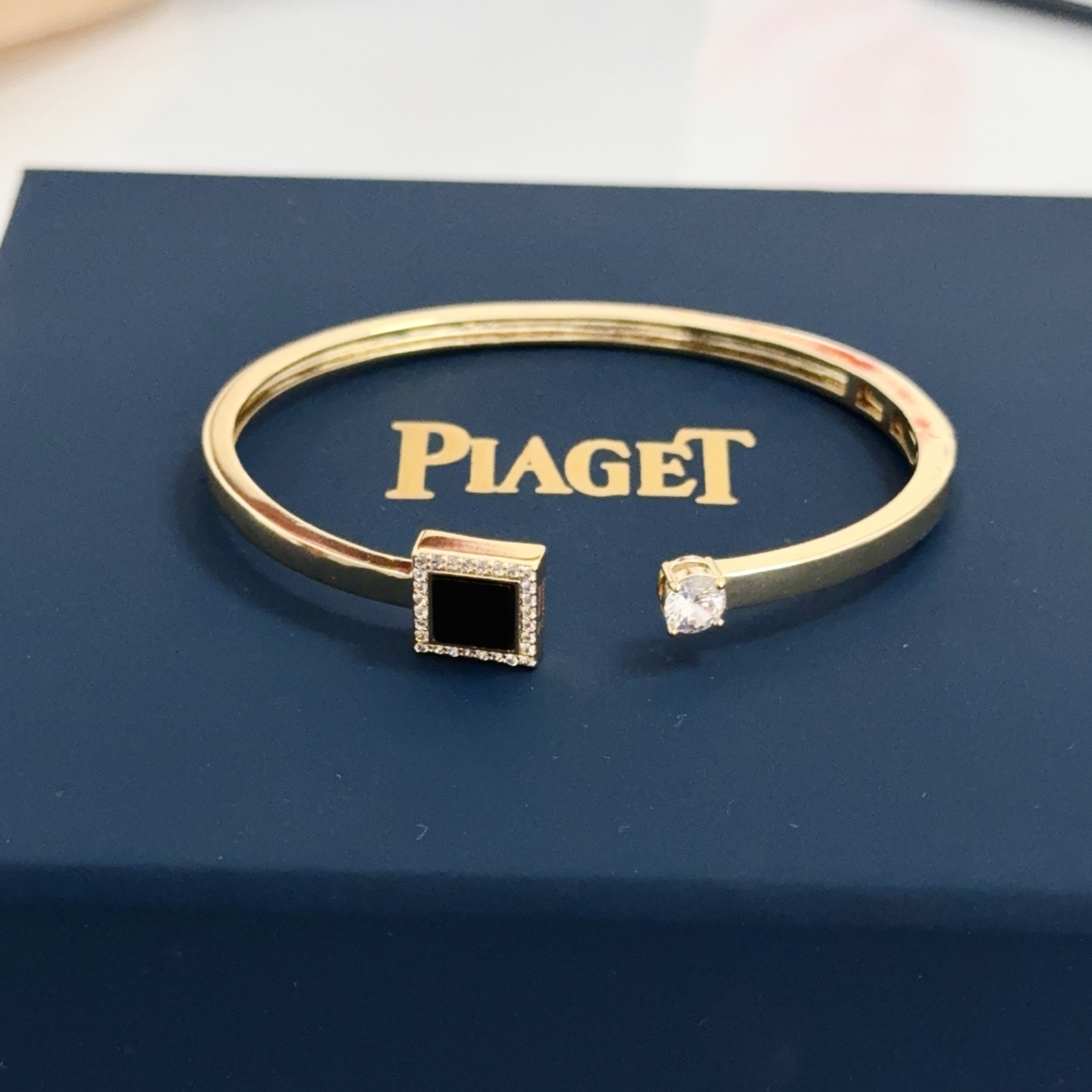 Piaget Possession bracelet yellow gold with black onyx and clear diamond accents 17cm inner circumference