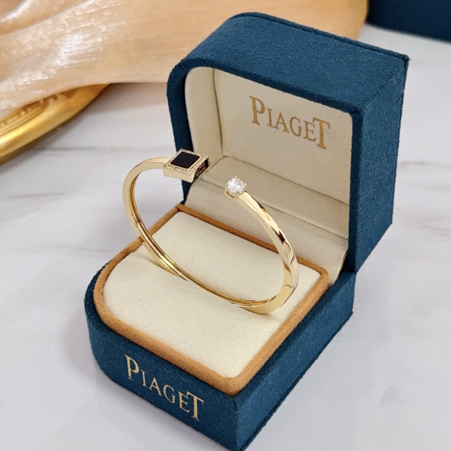Piaget Possession bracelet yellow gold with black onyx and clear diamond accents 17cm inner circumference
