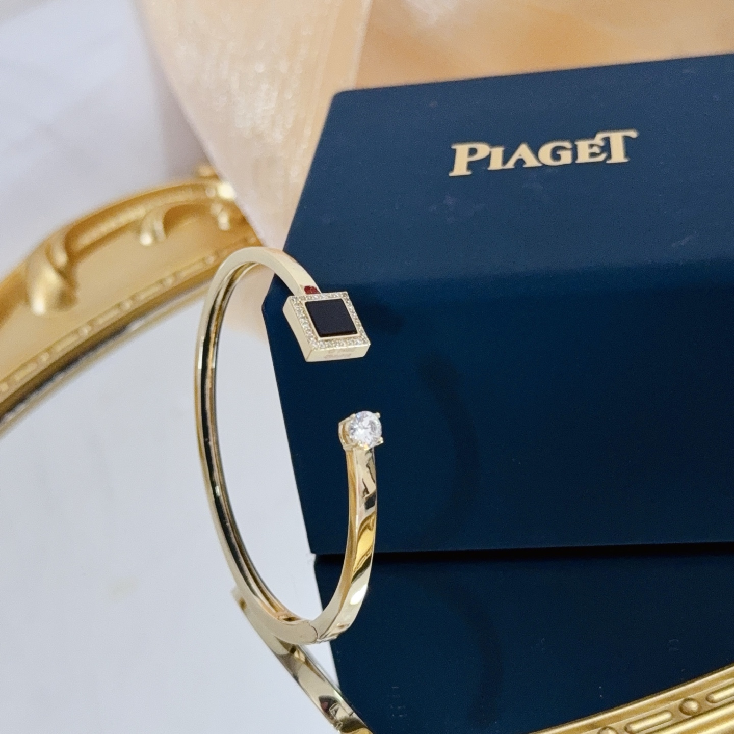 Piaget Possession bracelet yellow gold with black onyx and clear diamond accents 17cm inner circumference