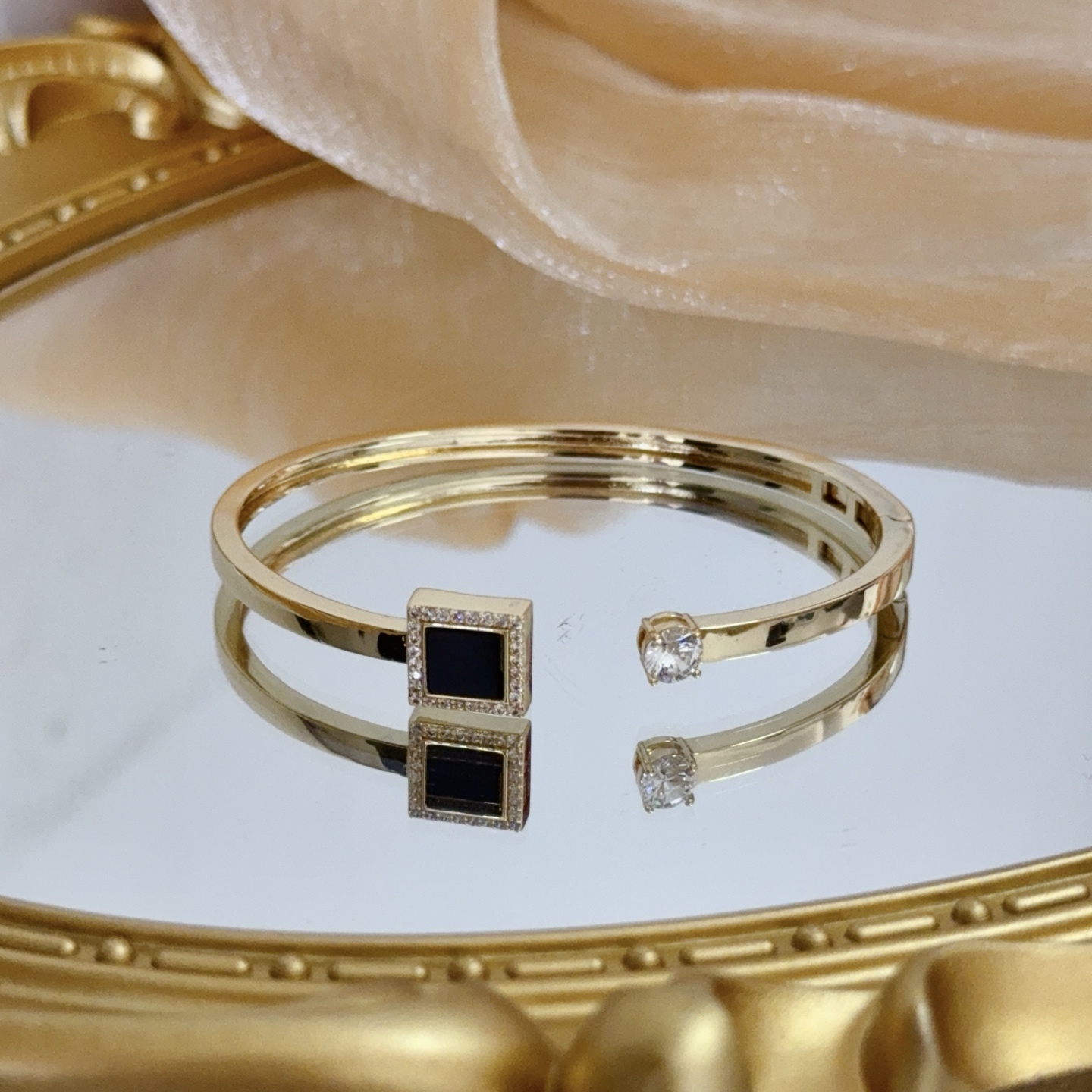 Piaget Possession bracelet yellow gold with black onyx and clear diamond accents 17cm inner circumference