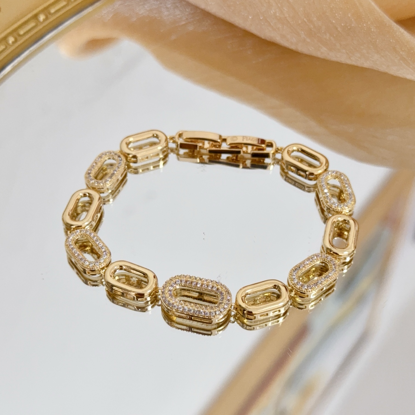Piaget V Link Diamond Chain bracelet 18k yellow gold with clear diamond accents 18cm