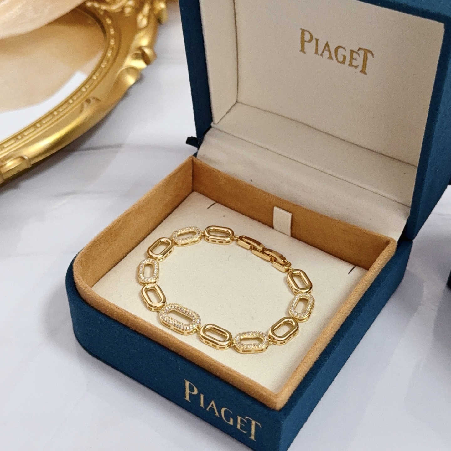 Piaget V Link Diamond Chain bracelet 18k yellow gold with clear diamond accents 18cm
