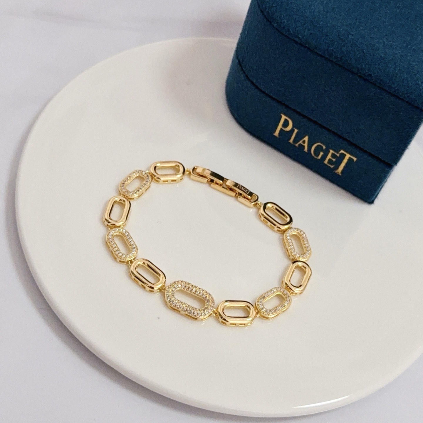 Piaget V Link Diamond Chain bracelet 18k yellow gold with clear diamond accents 18cm