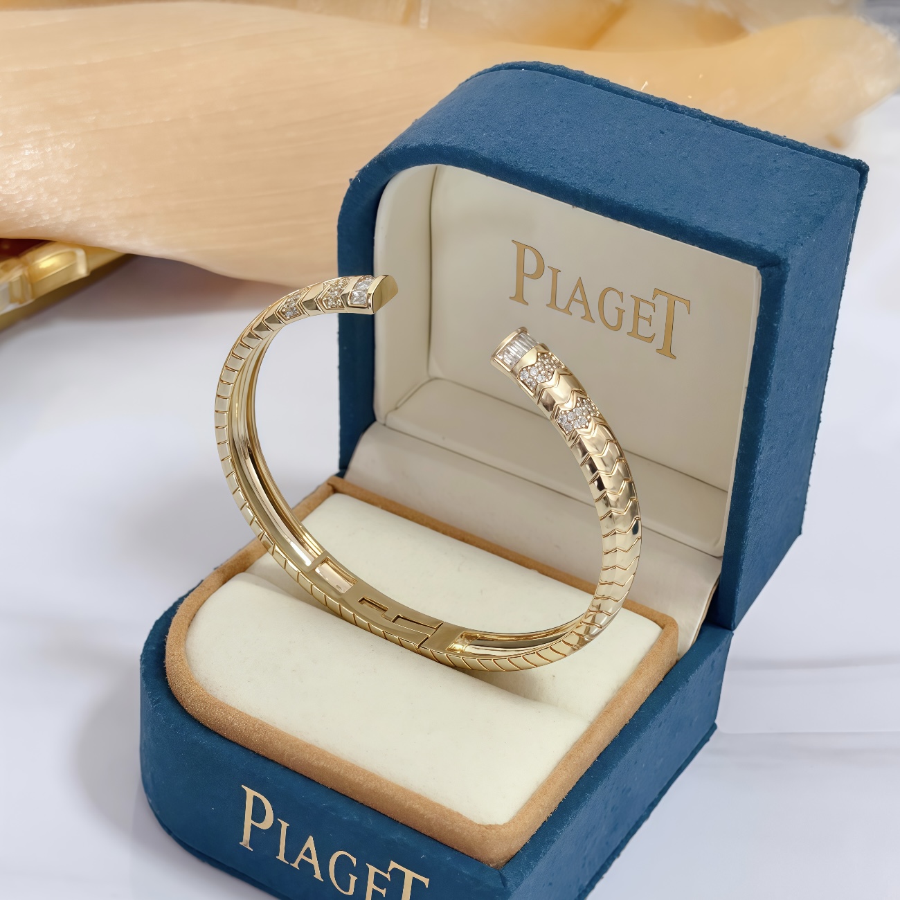 Piaget Piaget V bracelet yellow gold with clear diamonds 17cm inner circumference