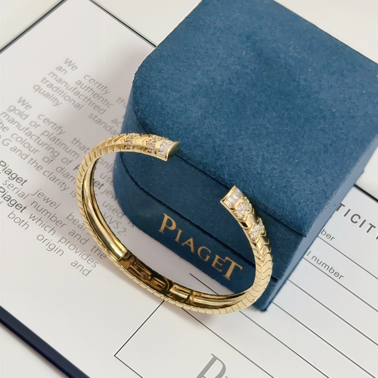 Piaget Piaget V bracelet yellow gold with clear diamonds 17cm inner circumference