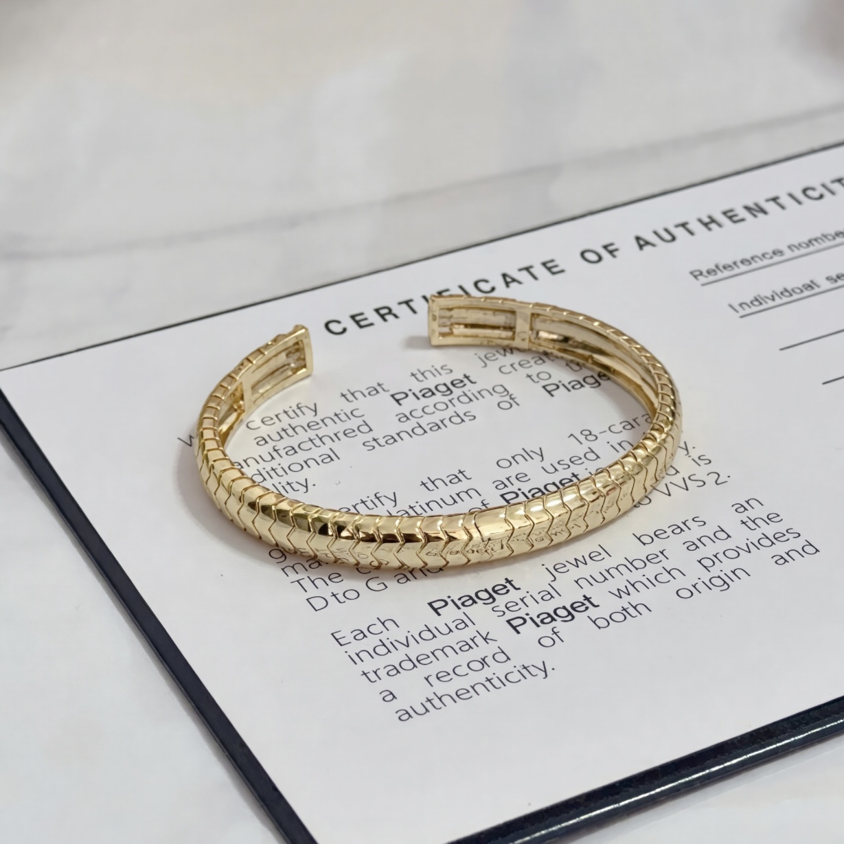 Piaget Piaget V bracelet yellow gold with clear diamonds 17cm inner circumference