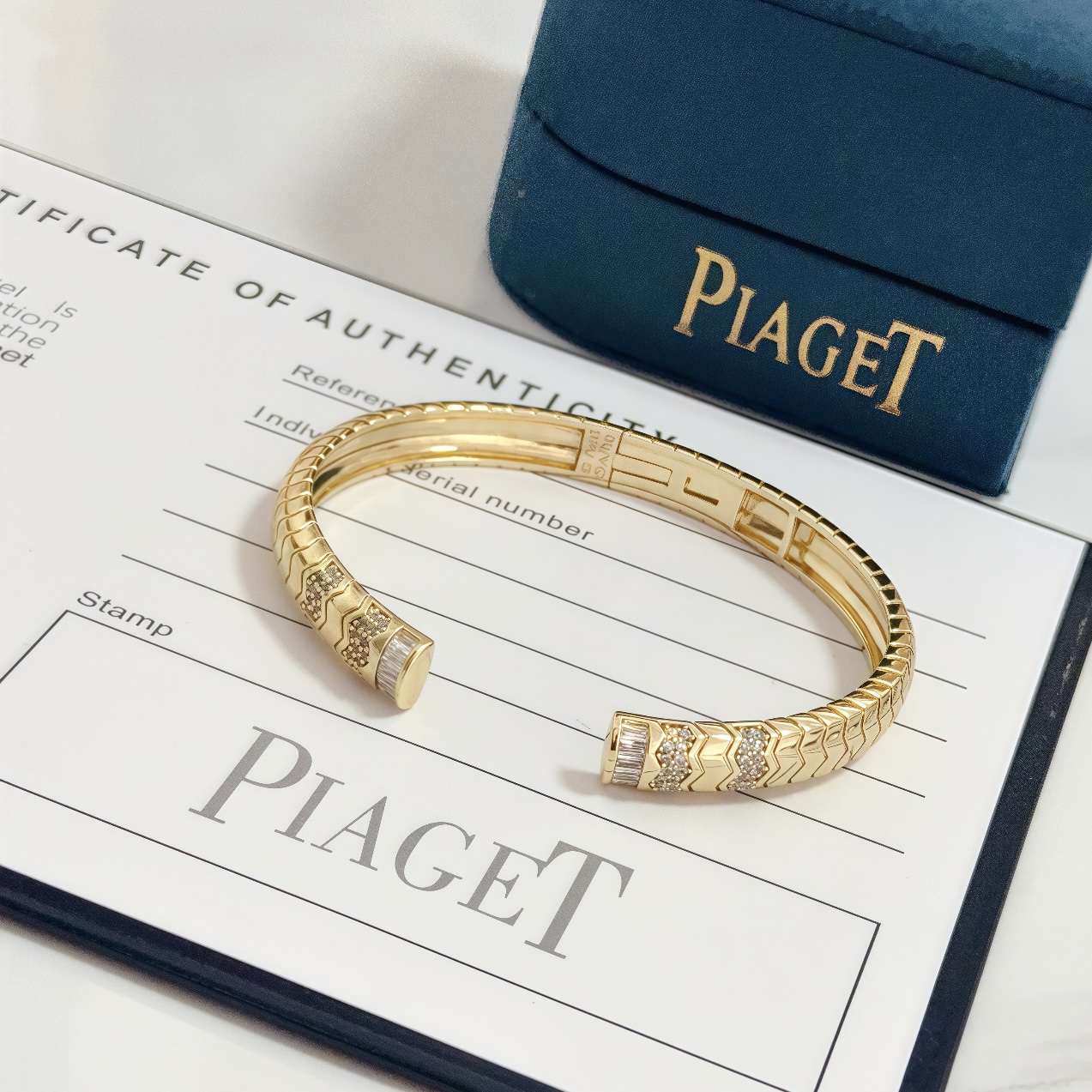 Piaget Piaget V bracelet yellow gold with clear diamonds 17cm inner circumference