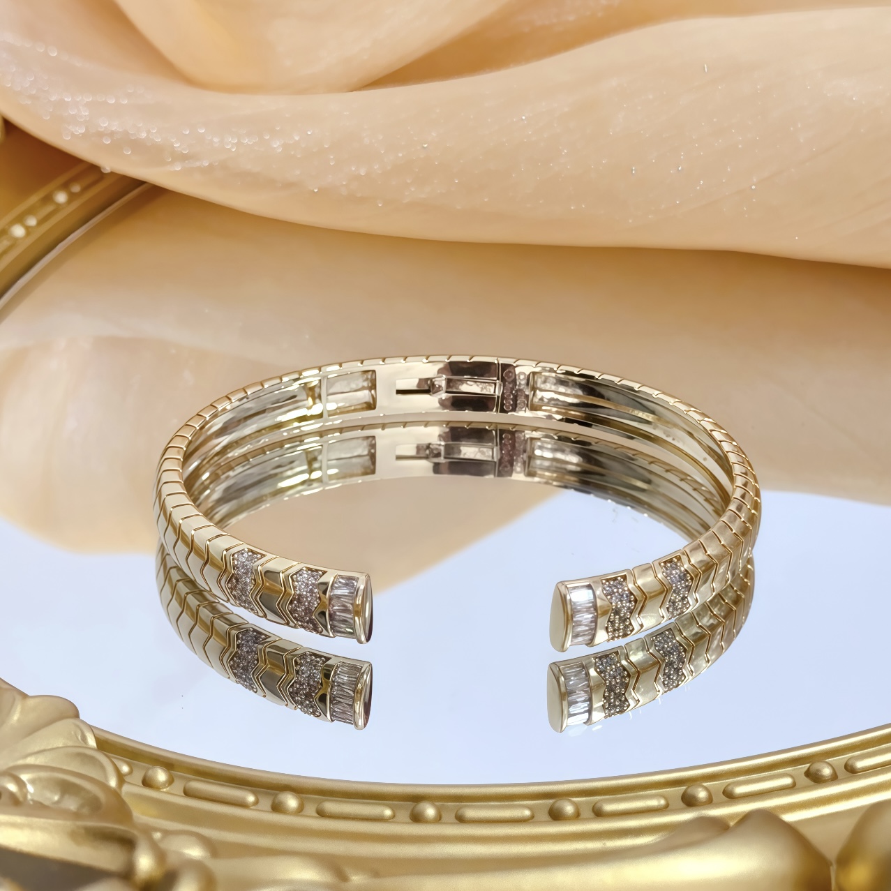 Piaget Piaget V bracelet yellow gold with clear diamonds 17cm inner circumference