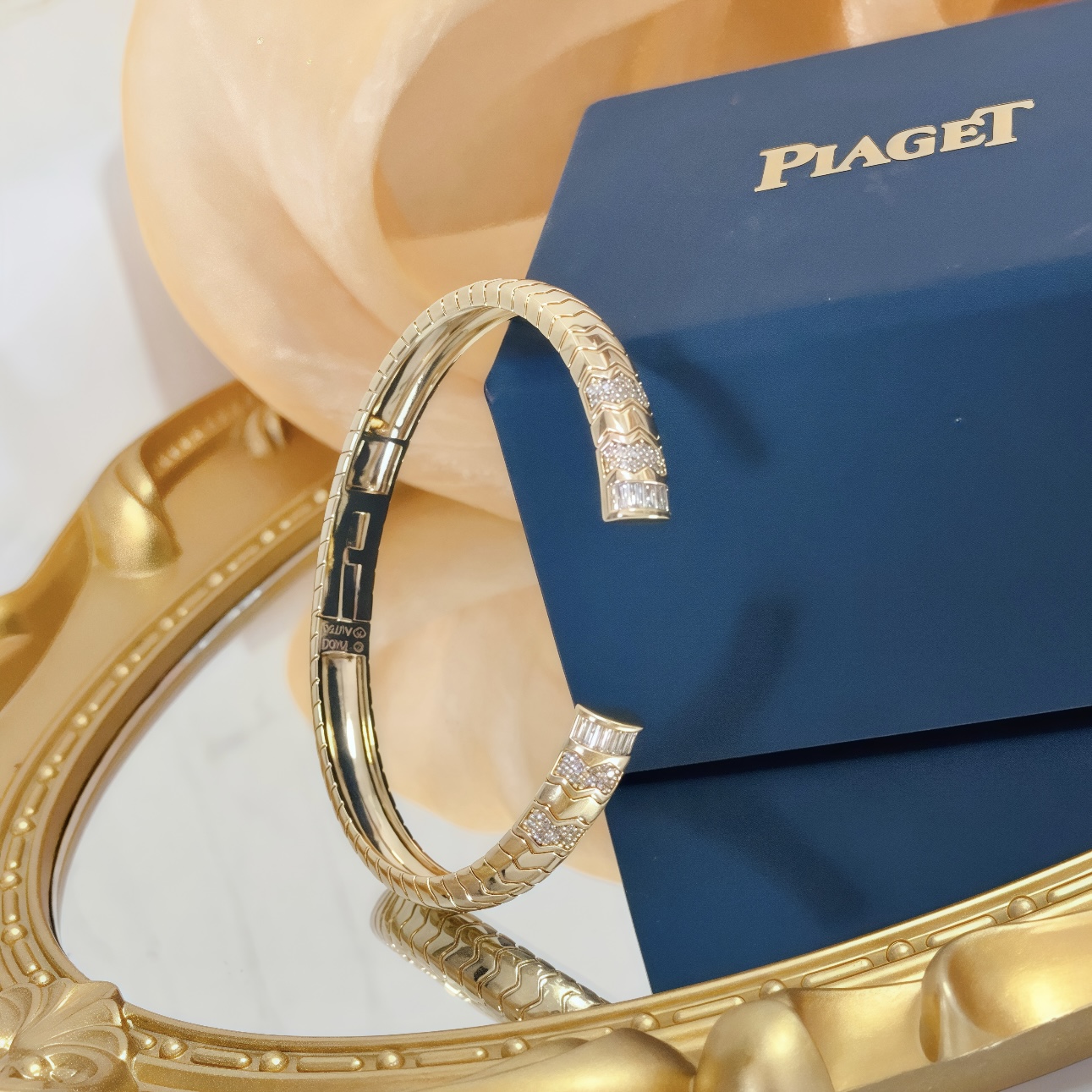 Piaget Piaget V bracelet yellow gold with clear diamonds 17cm inner circumference
