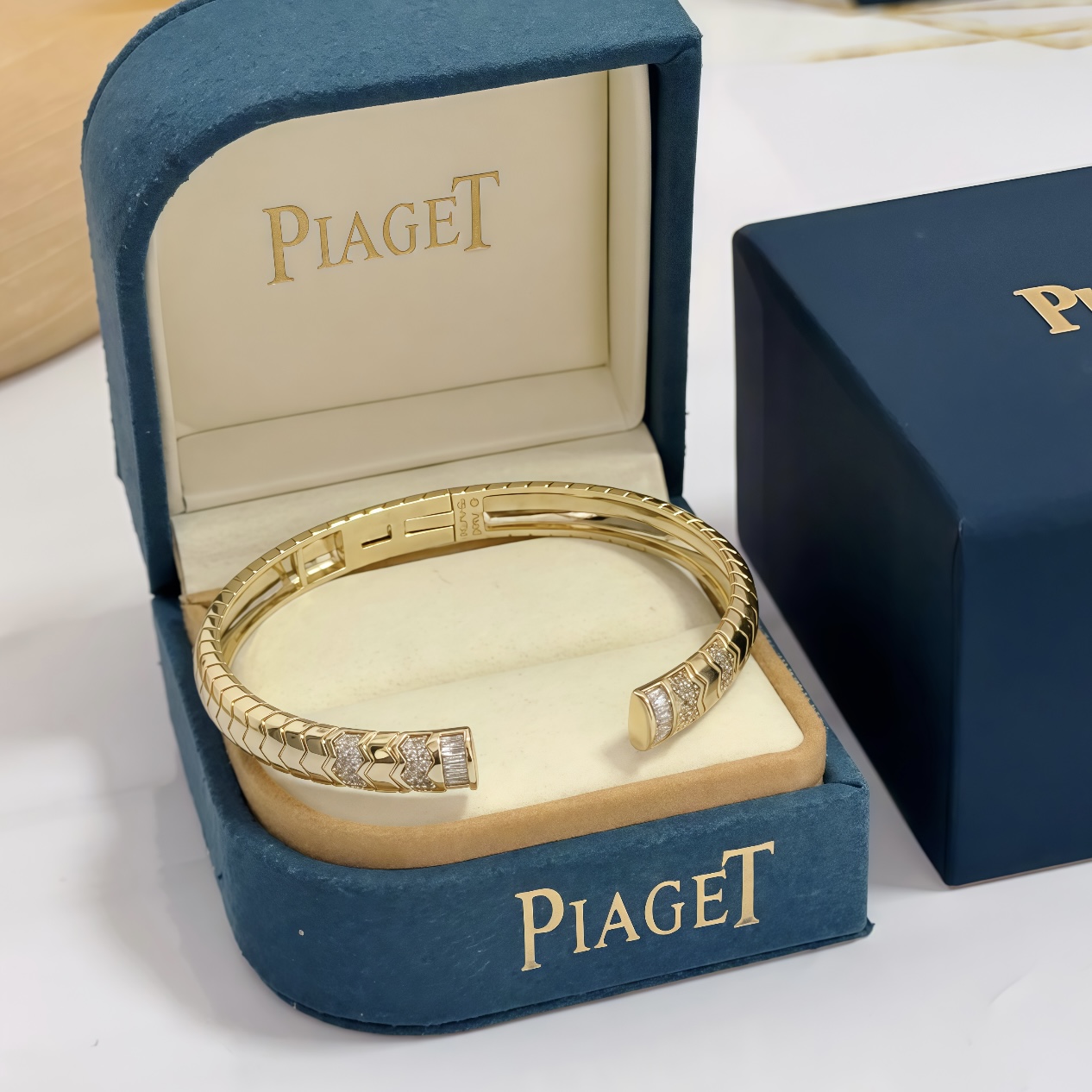Piaget Piaget V bracelet yellow gold with clear diamonds 17cm inner circumference
