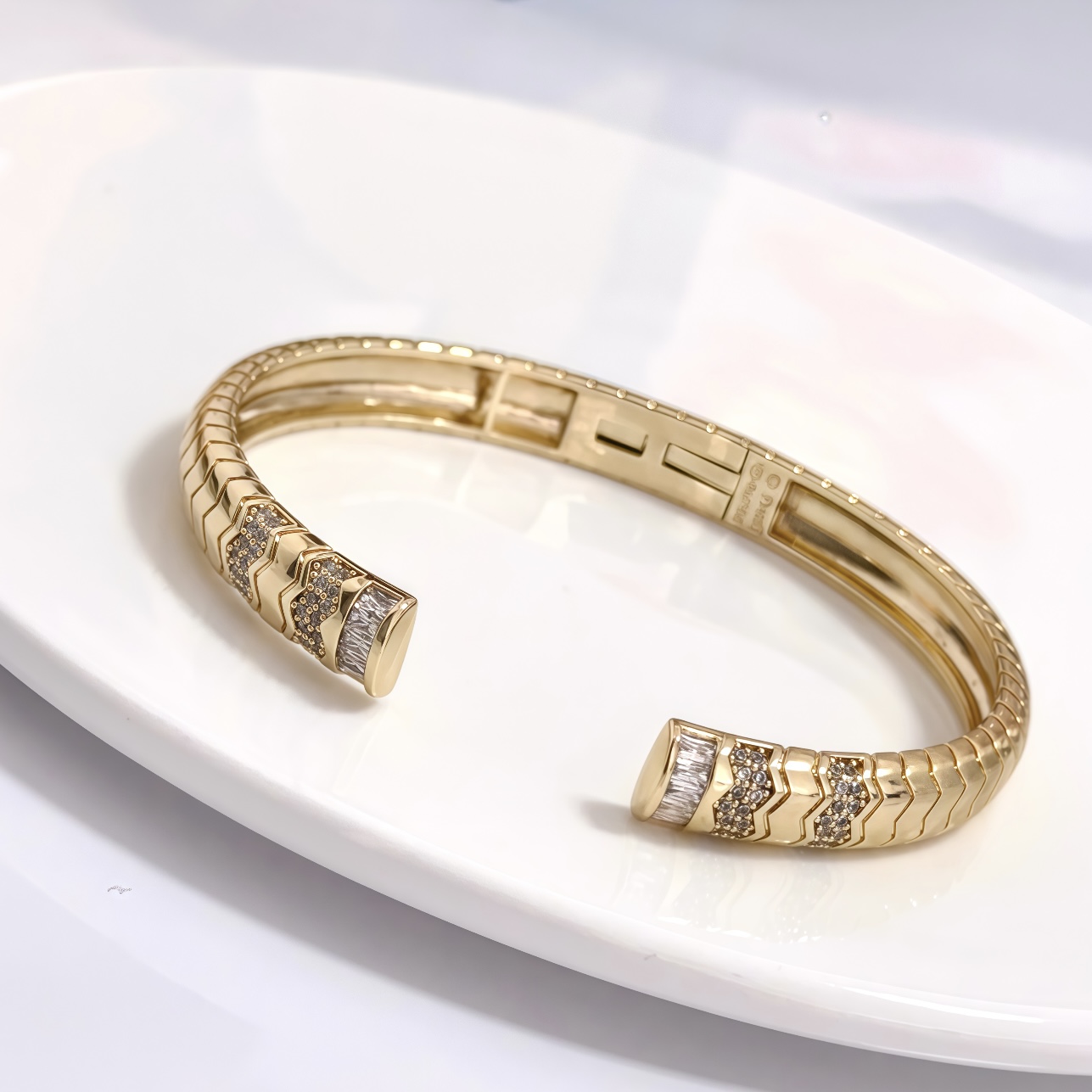 Piaget Piaget V bracelet yellow gold with clear diamonds 17cm inner circumference