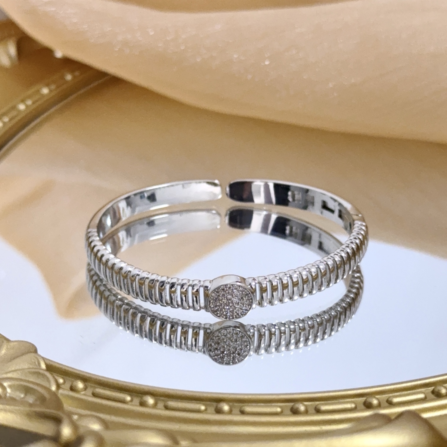 Piaget Possession bracelet Silver-toned white gold with pave set clear diamonds 17cm