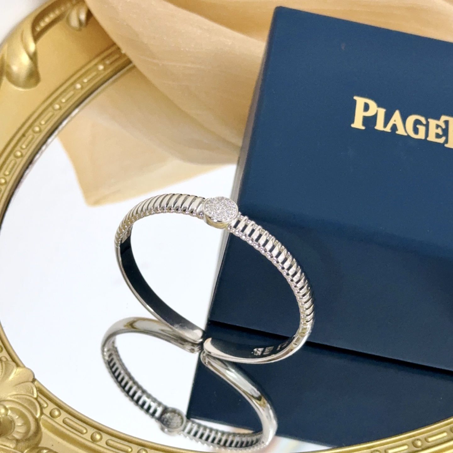 Piaget Possession bracelet Silver-toned white gold with pave set clear diamonds 17cm