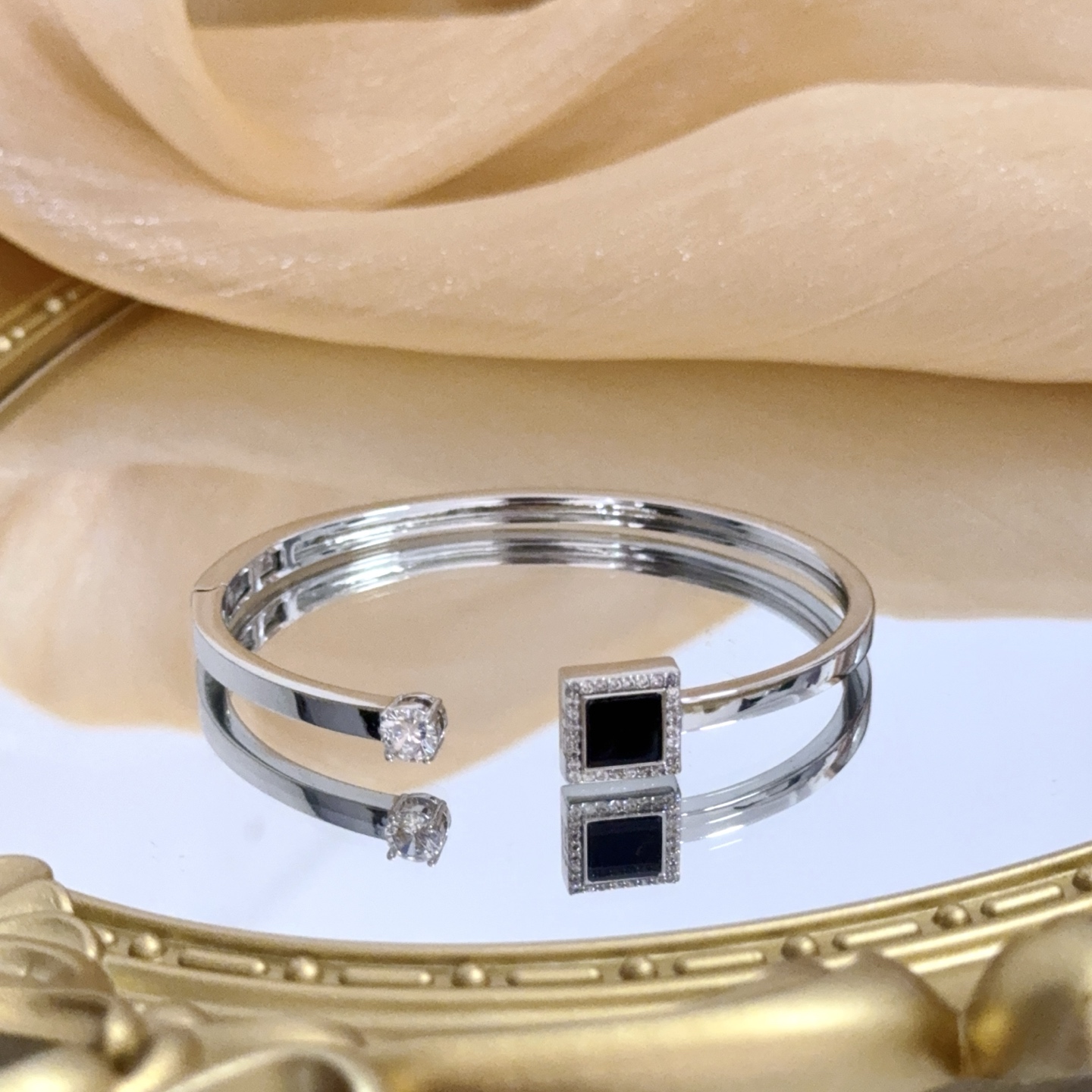 Piaget Possession bracelet Silver-toned white gold black onyx clear diamond 17cm