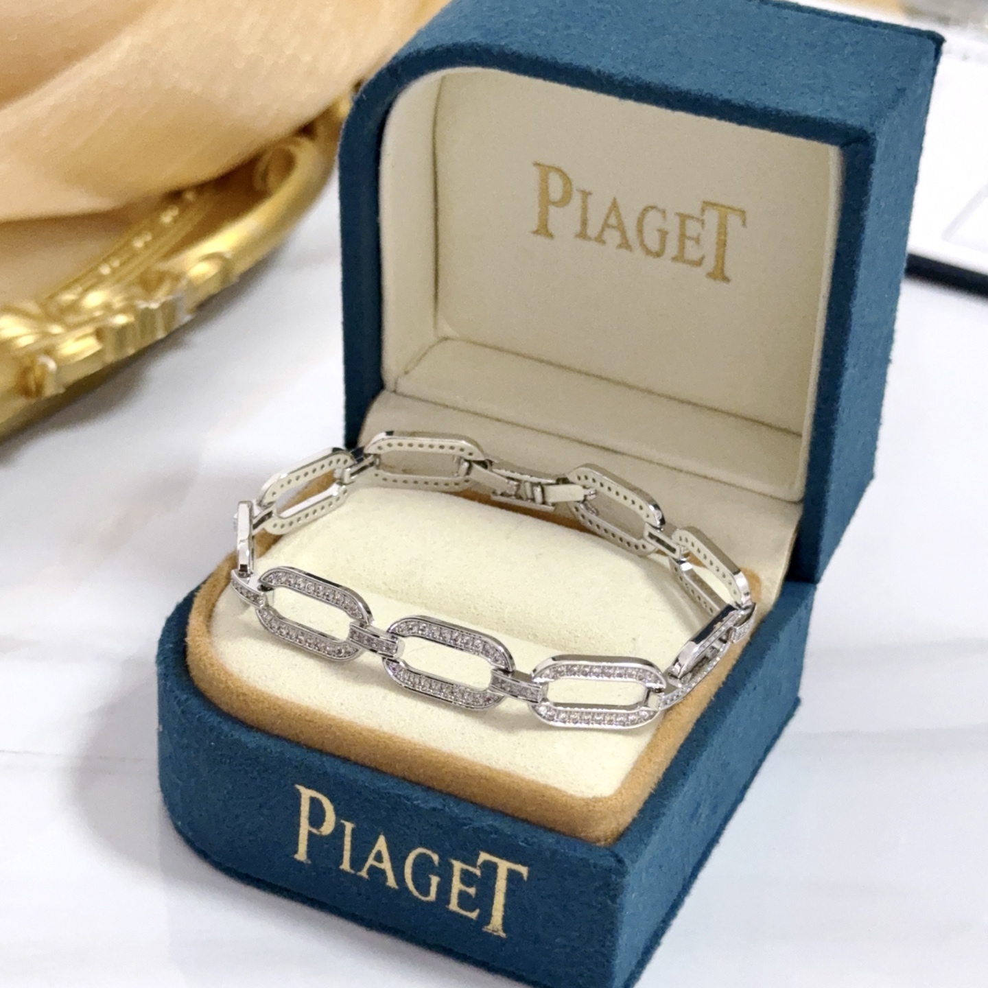 Piaget Possession bracelet Silver-toned white gold with clear diamond accents 17cm