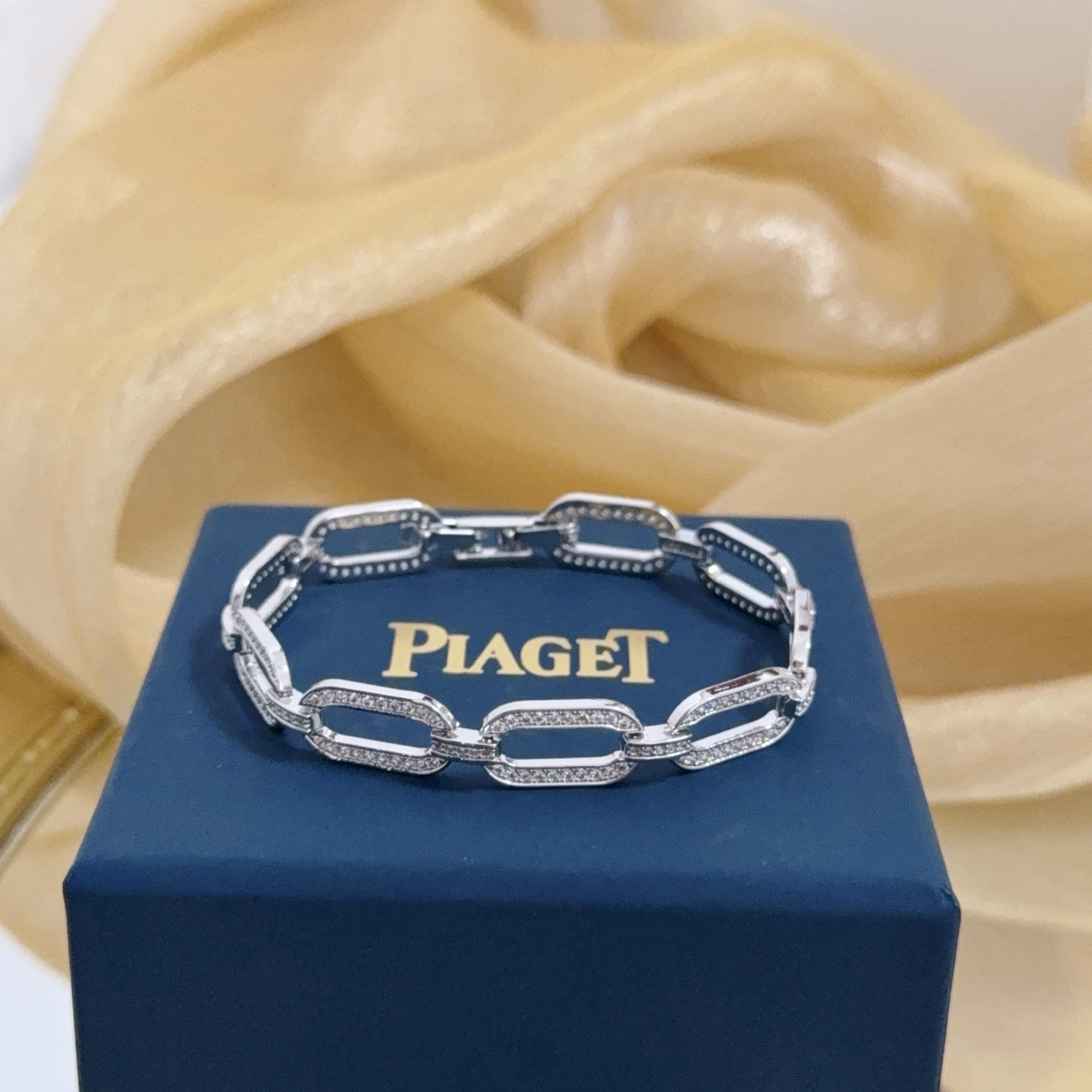 Piaget Possession bracelet Silver-toned white gold with clear diamond accents 17cm