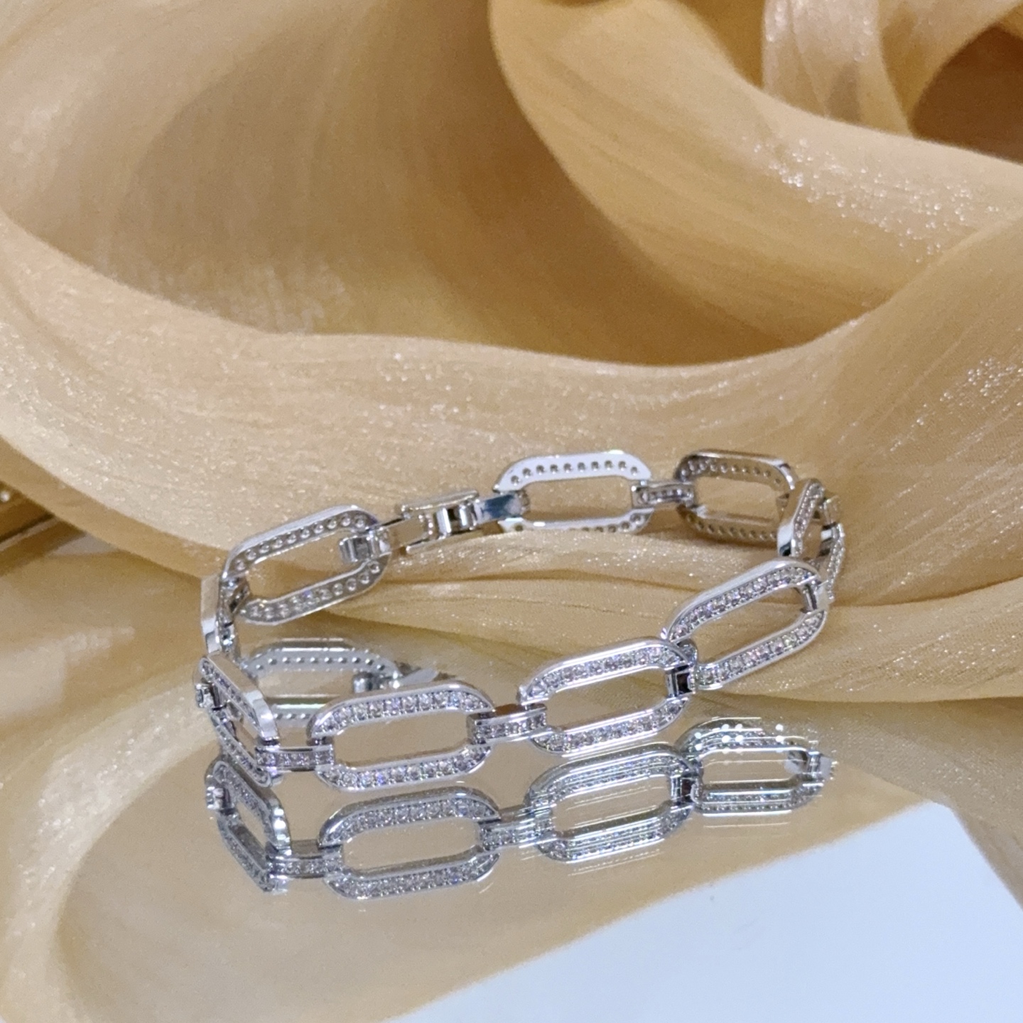 Piaget Possession bracelet Silver-toned white gold with clear diamond accents 17cm
