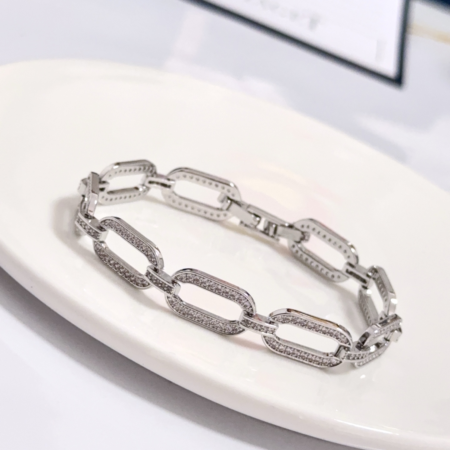 Piaget Possession bracelet Silver-toned white gold with clear diamond accents 17cm