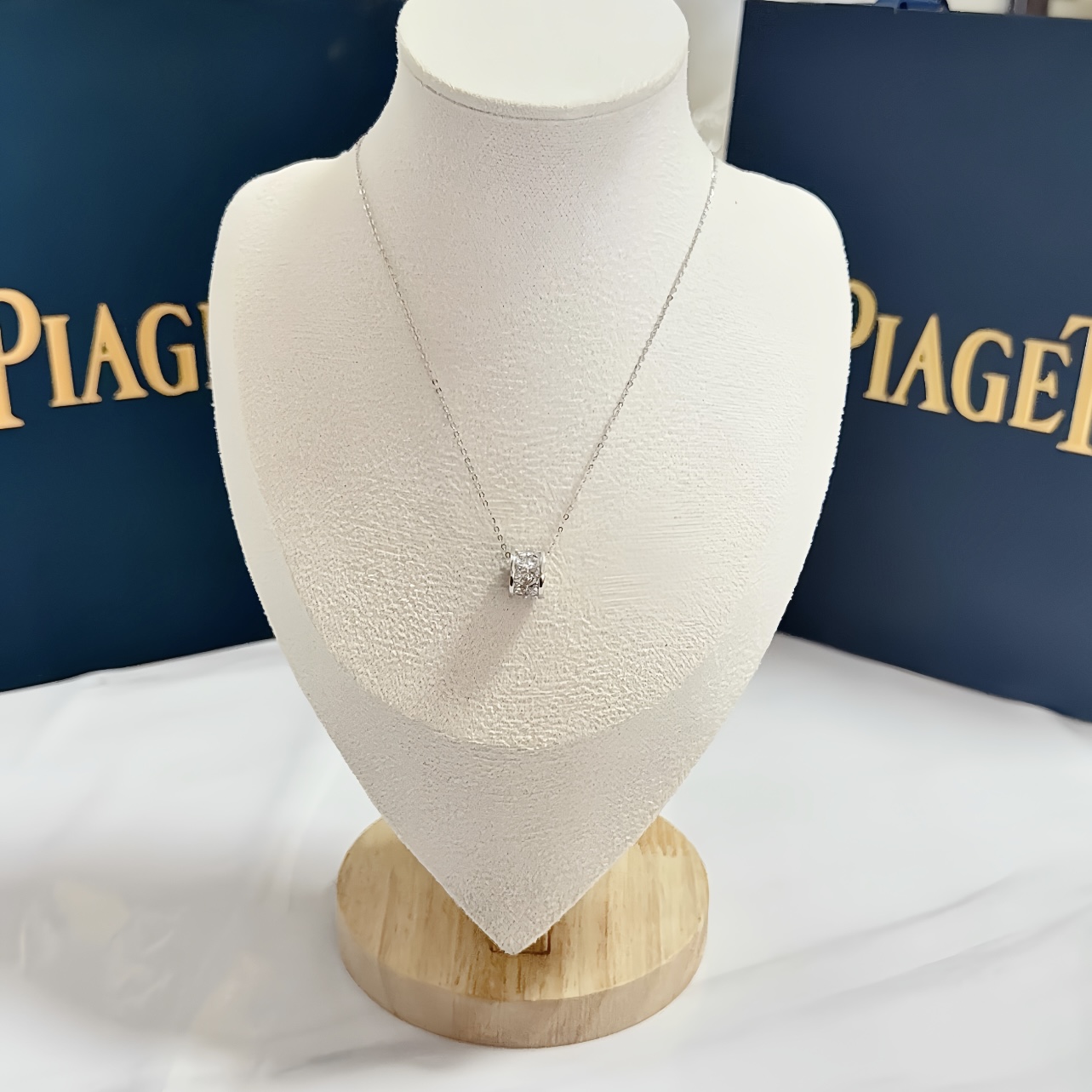 Piaget Possession necklace silver-toned white gold with clear diamond accents 42cm