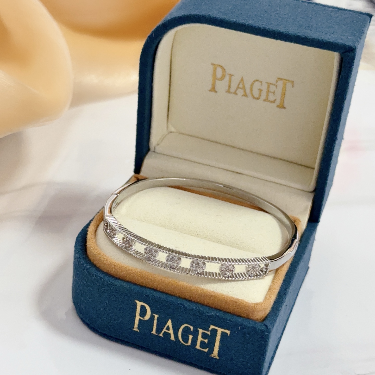 Piaget Possession bracelet 18k white gold with clear diamond accents 17cm inner circumference