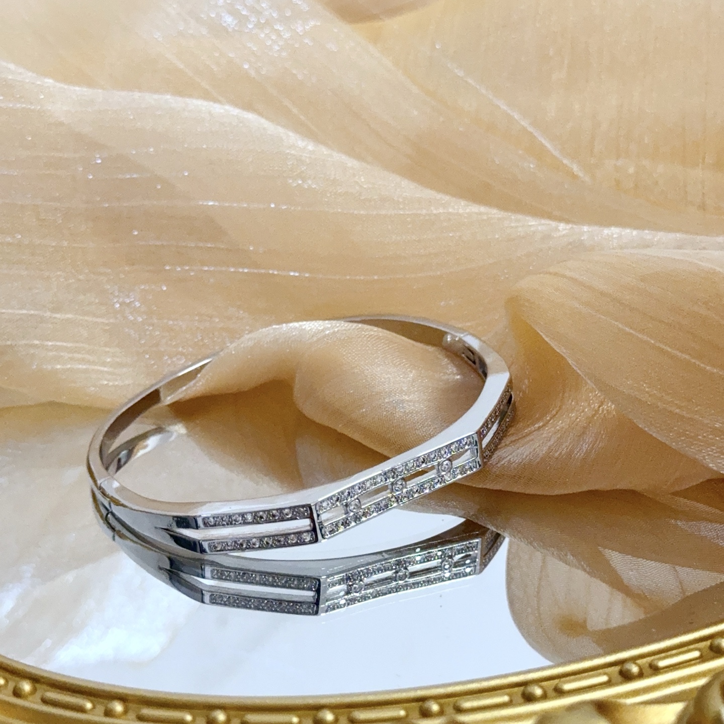 Piaget Possession bracelet silver-toned white gold with clear diamond accents 17cm inner circumference