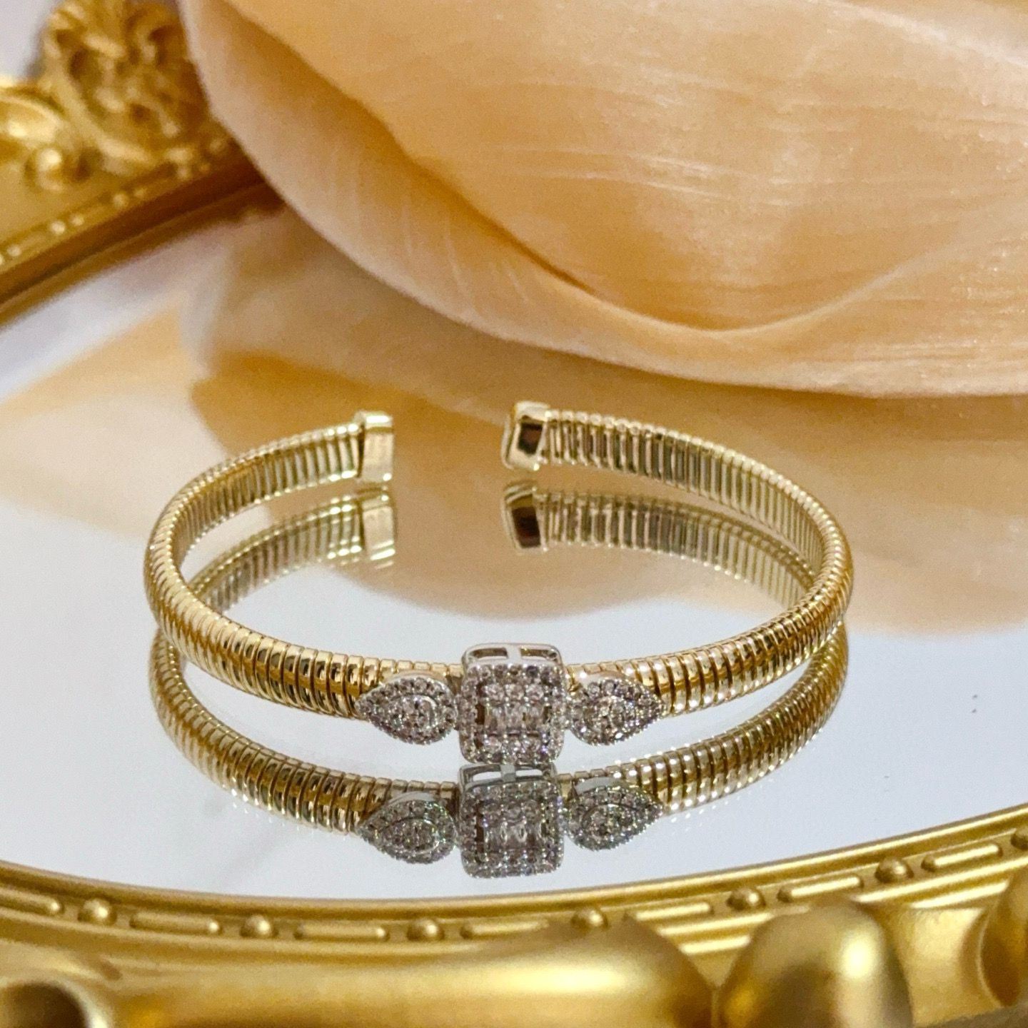 Piaget Possession bracelet yellow gold with clear diamond accents 17cm
