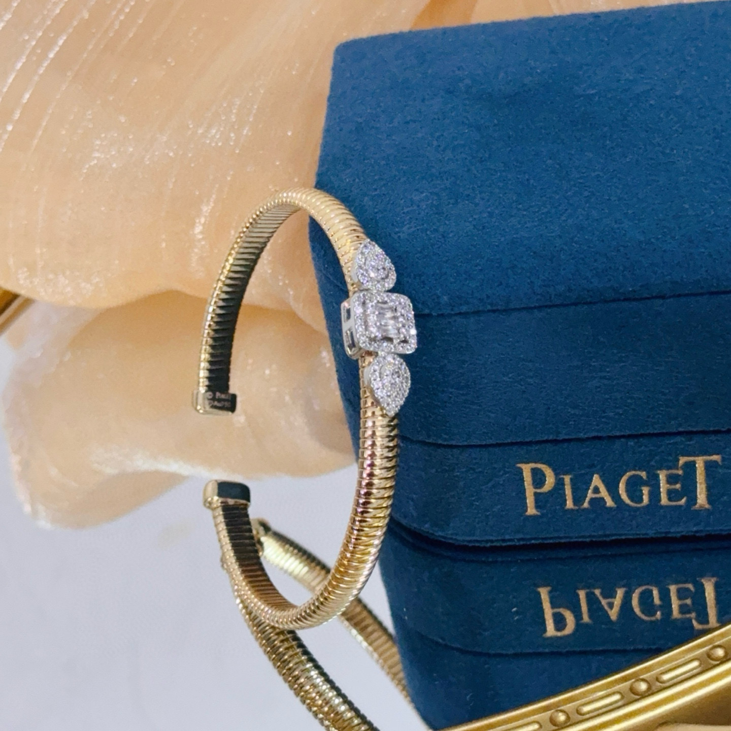 Piaget Possession bracelet yellow gold with clear diamond accents 17cm