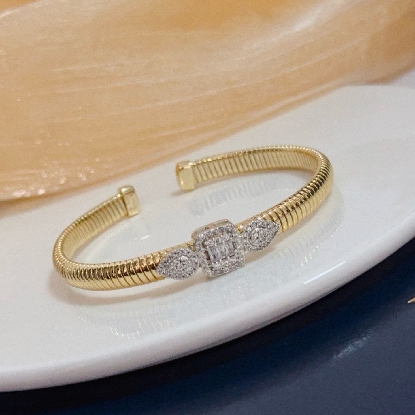 Piaget Possession bracelet yellow gold with clear diamond accents 17cm