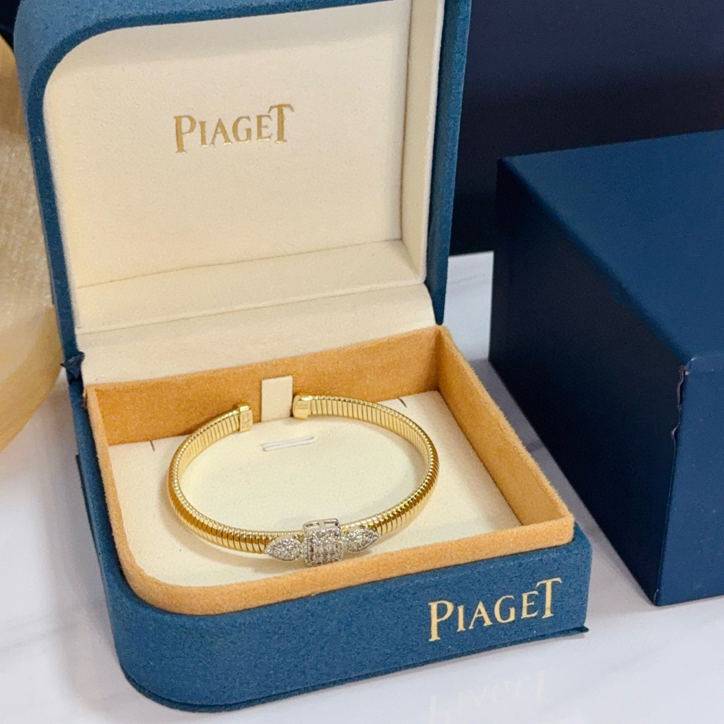 Piaget Possession bracelet yellow gold with clear diamond accents 17cm