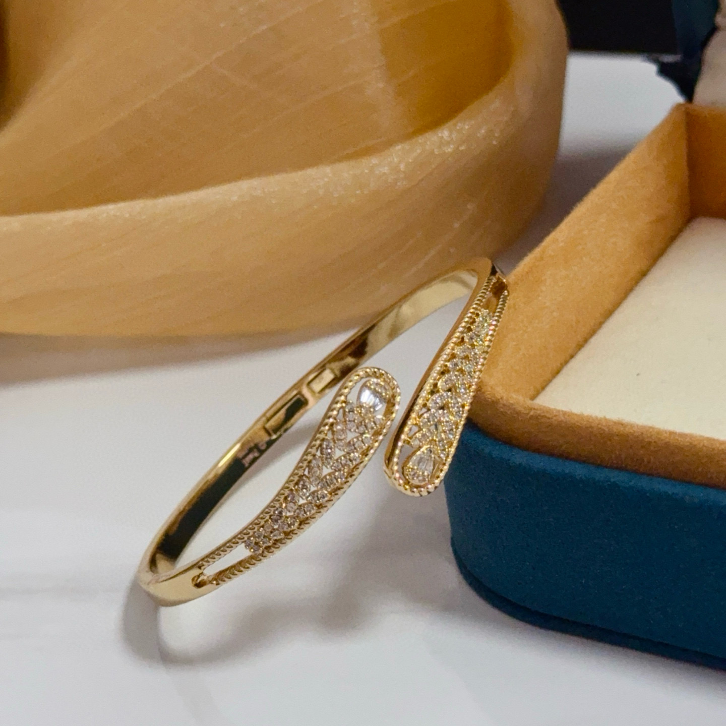 Piaget Possession bracelet 18k yellow gold with clear pave diamonds 17cm