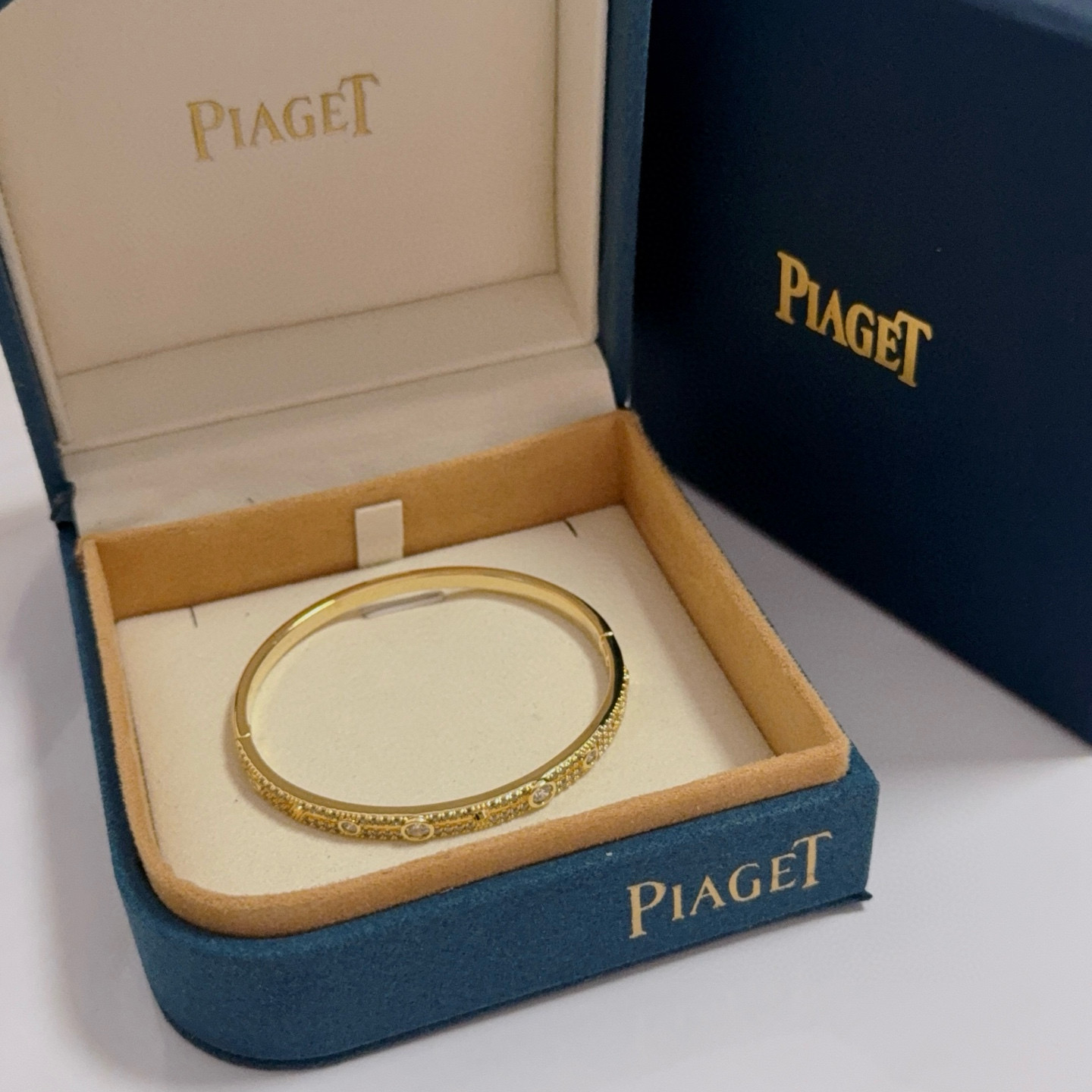 Piaget Possession bracelet yellow gold with clear diamond accents 17cm inner circumference