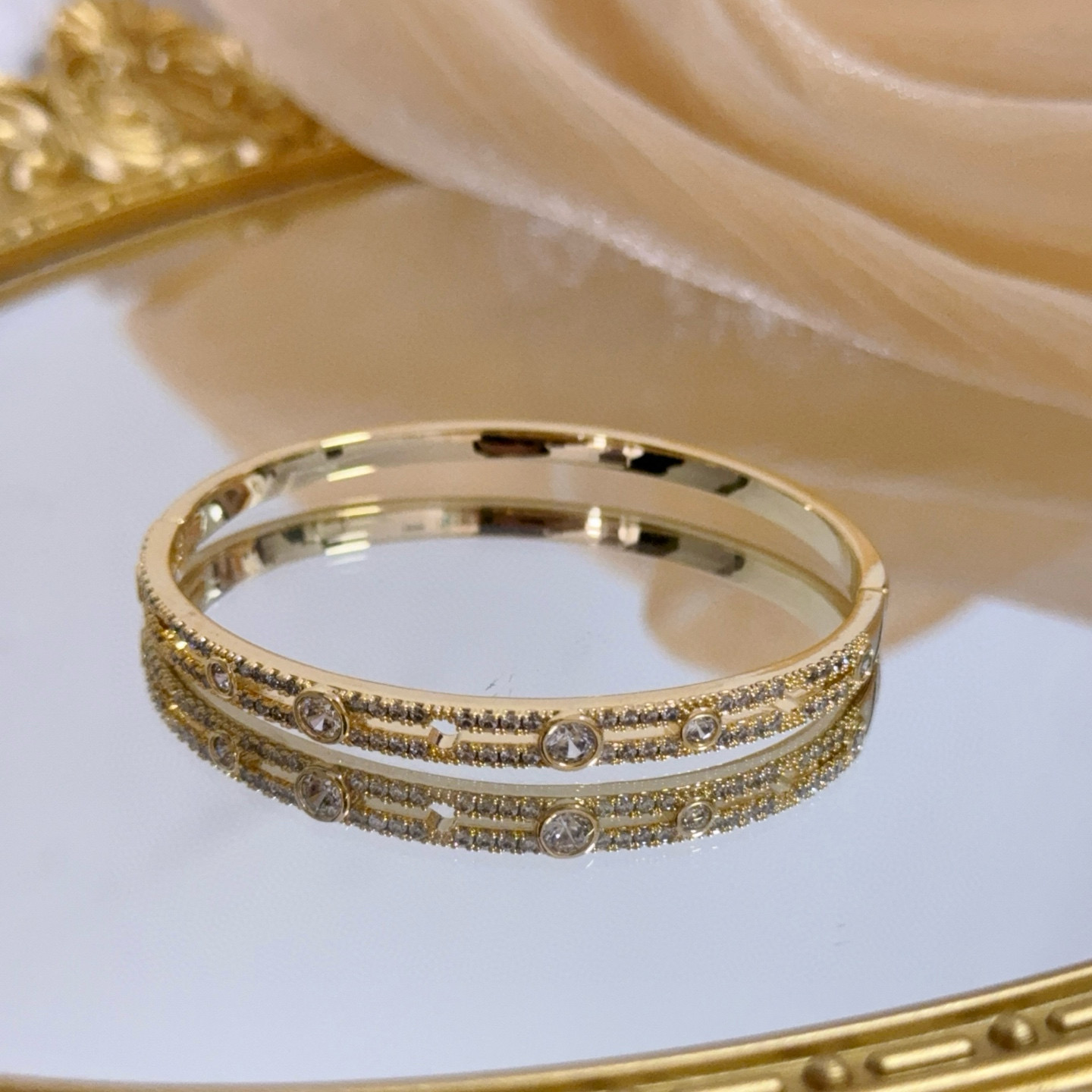 Piaget Possession bracelet yellow gold with clear diamond accents 17cm inner circumference