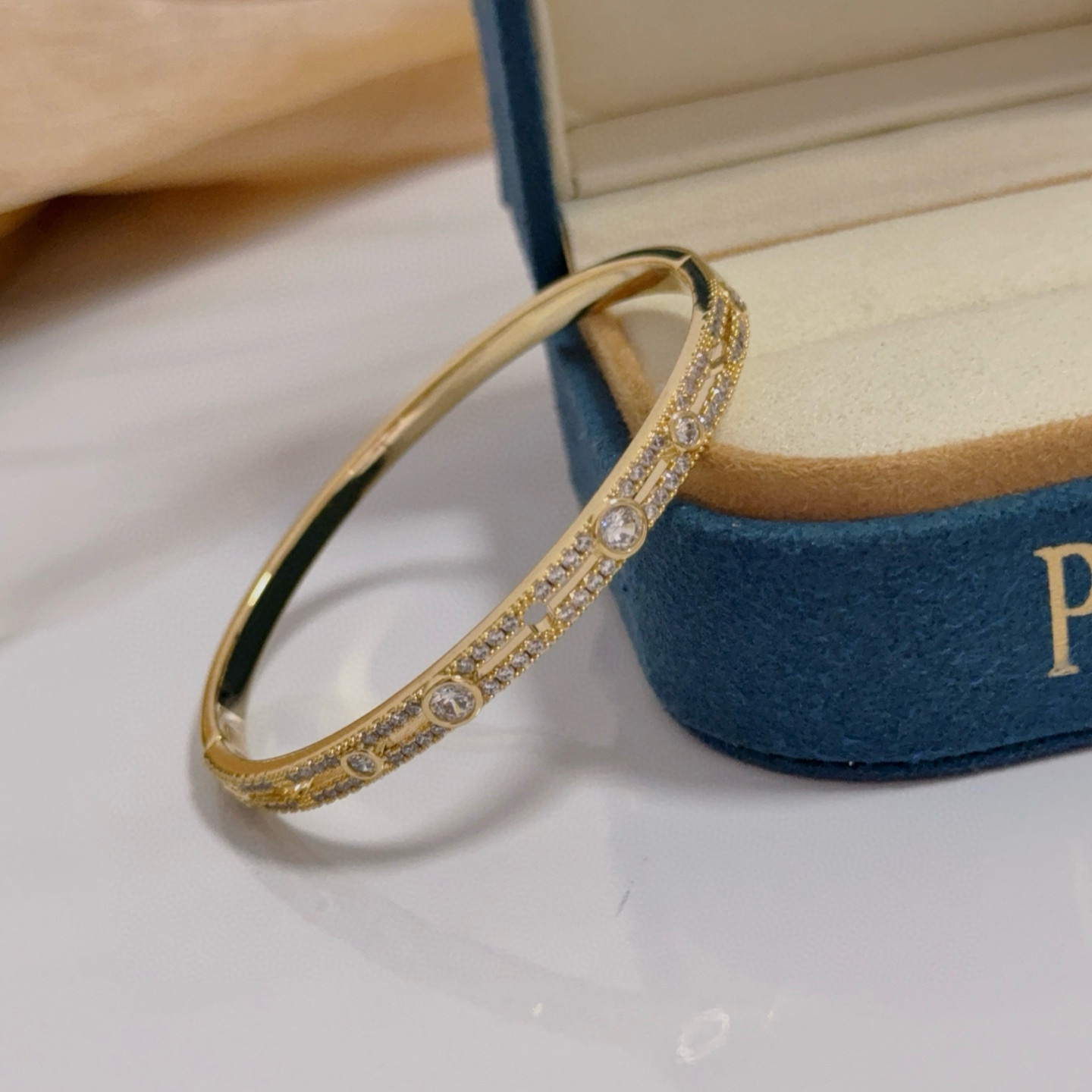 Piaget Possession bracelet yellow gold with clear diamond accents 17cm inner circumference