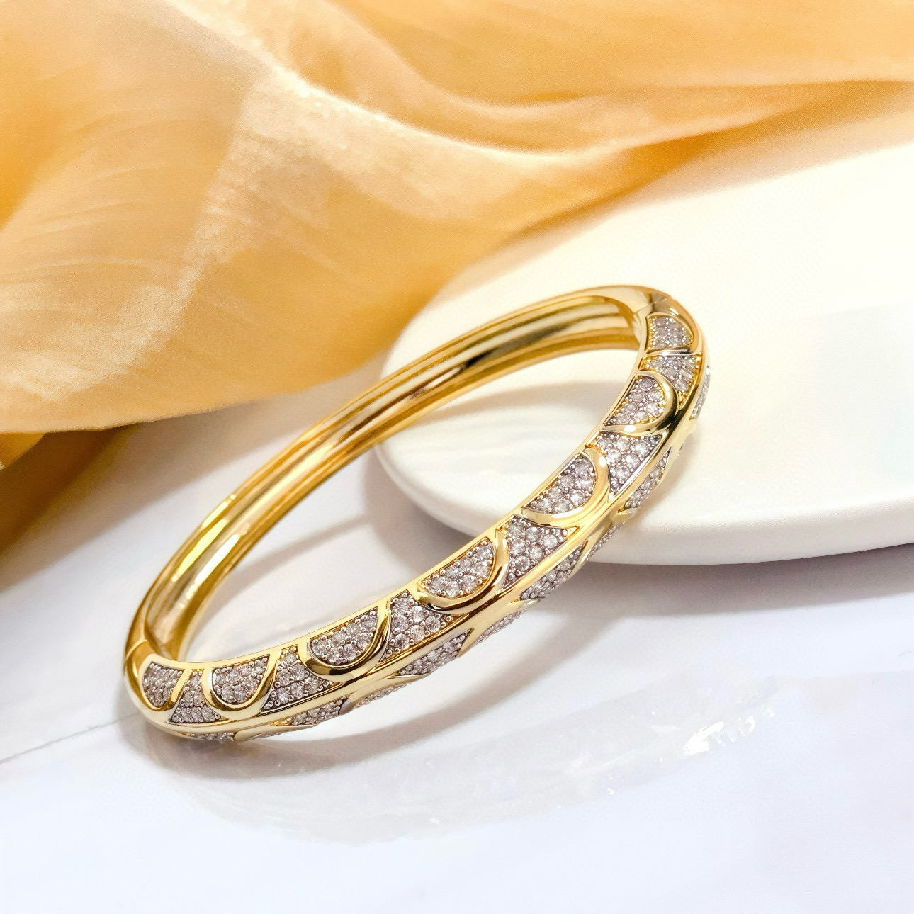Piaget Possession bracelet yellow gold with clear pave diamonds 17cm inner circumference