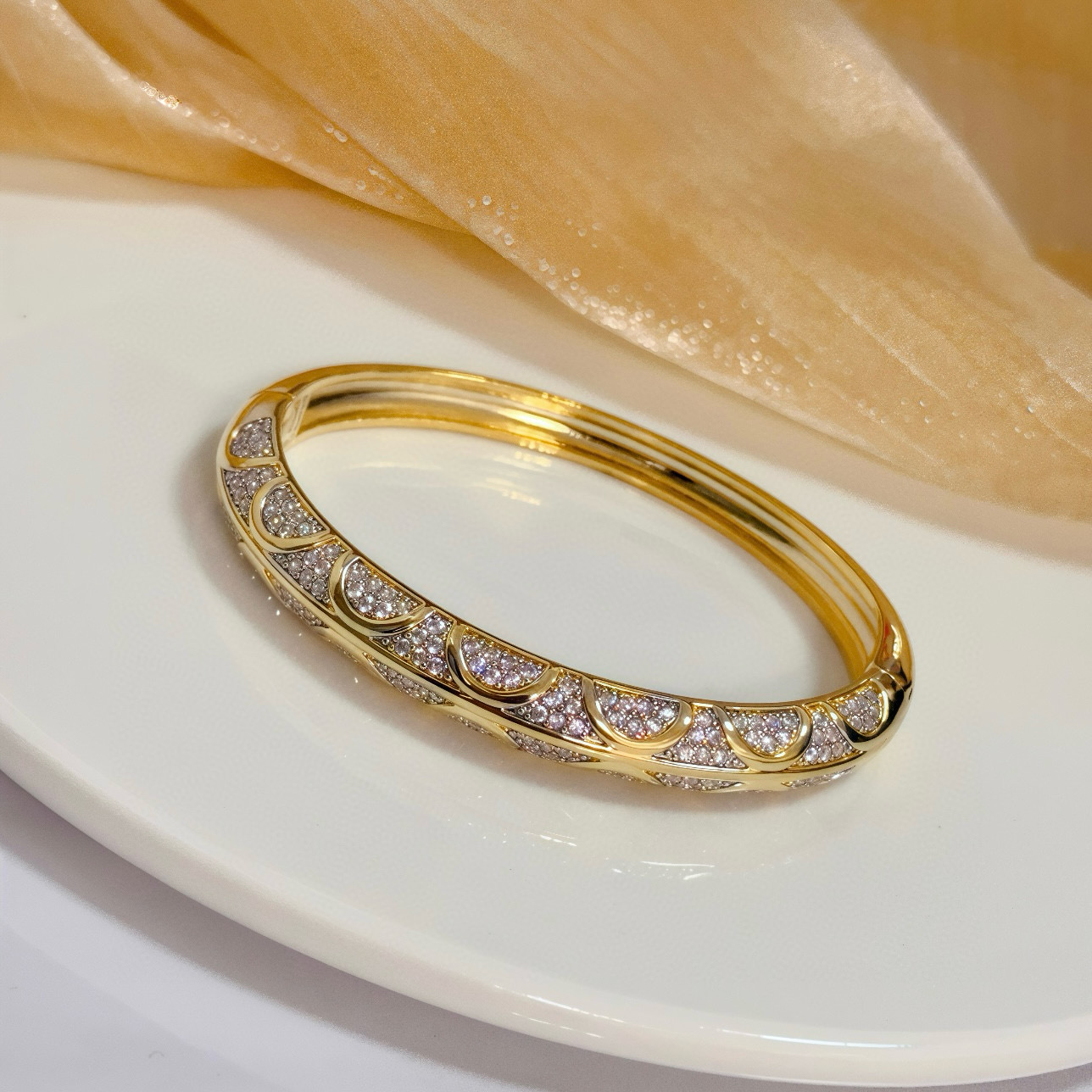 Piaget Possession bracelet yellow gold with clear pave diamonds 17cm inner circumference